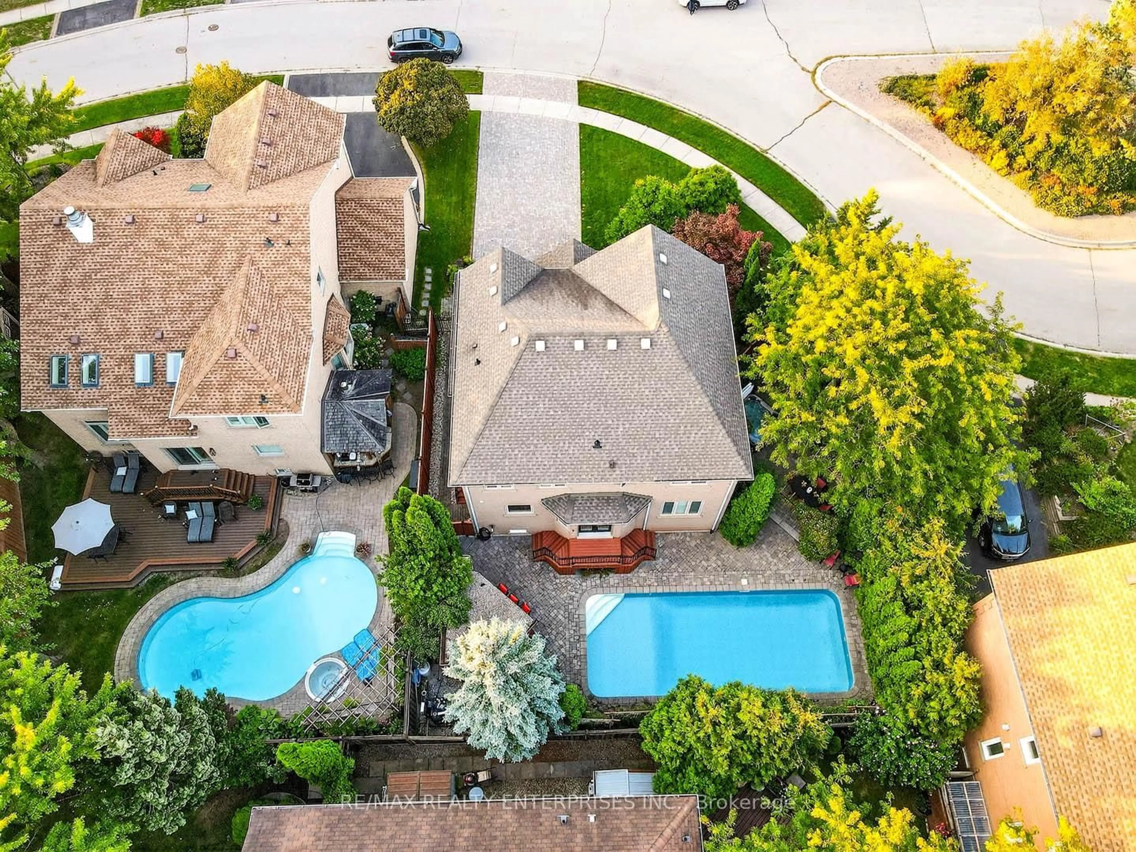 A pic from outside/outdoor area/front of a property/back of a property/a pic from drone, street for 336 Oakridge Crt, Oakville Ontario L6H 5T9