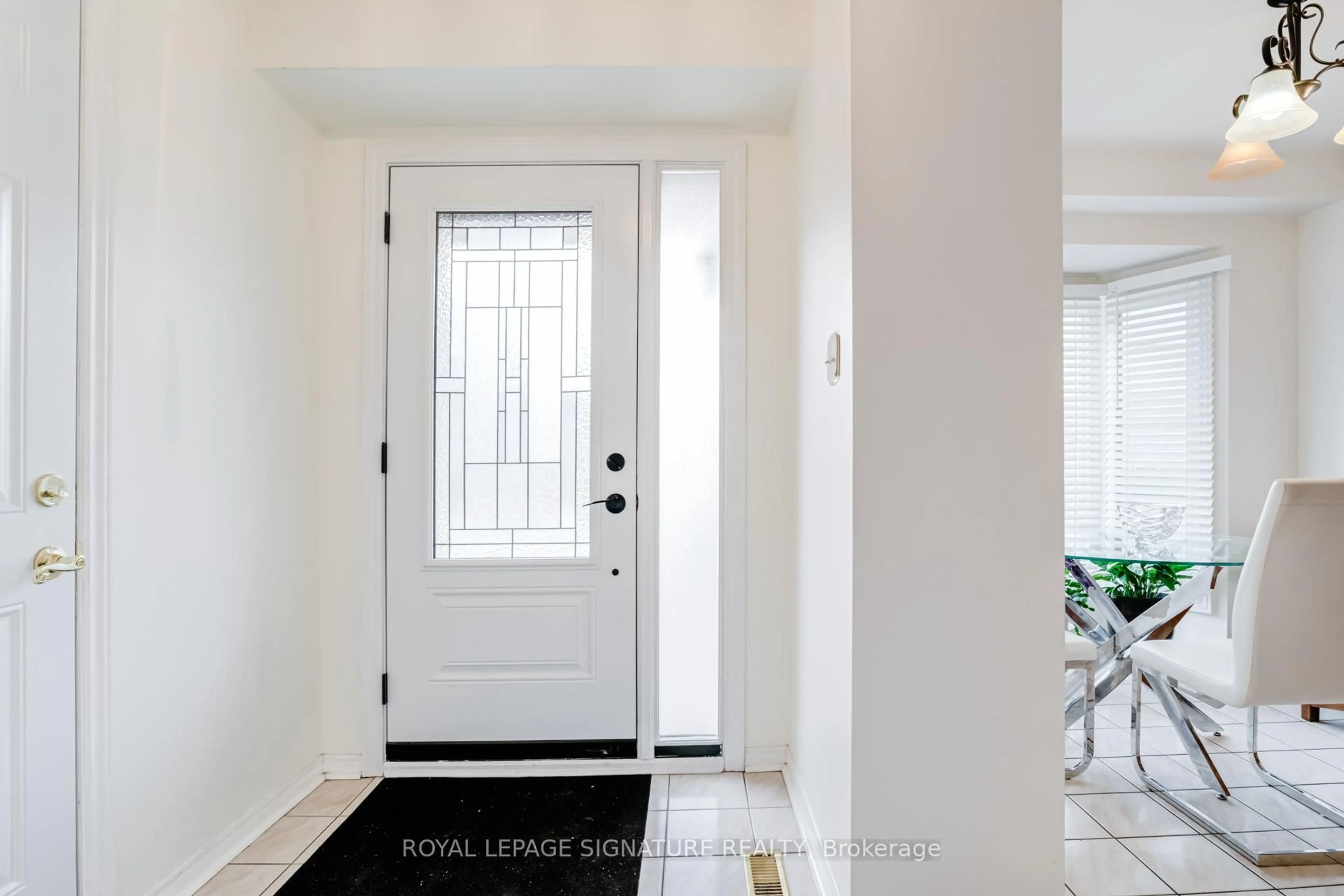 Indoor entryway for 3420 South Millway Way #22, Mississauga Ontario L5L 3V4