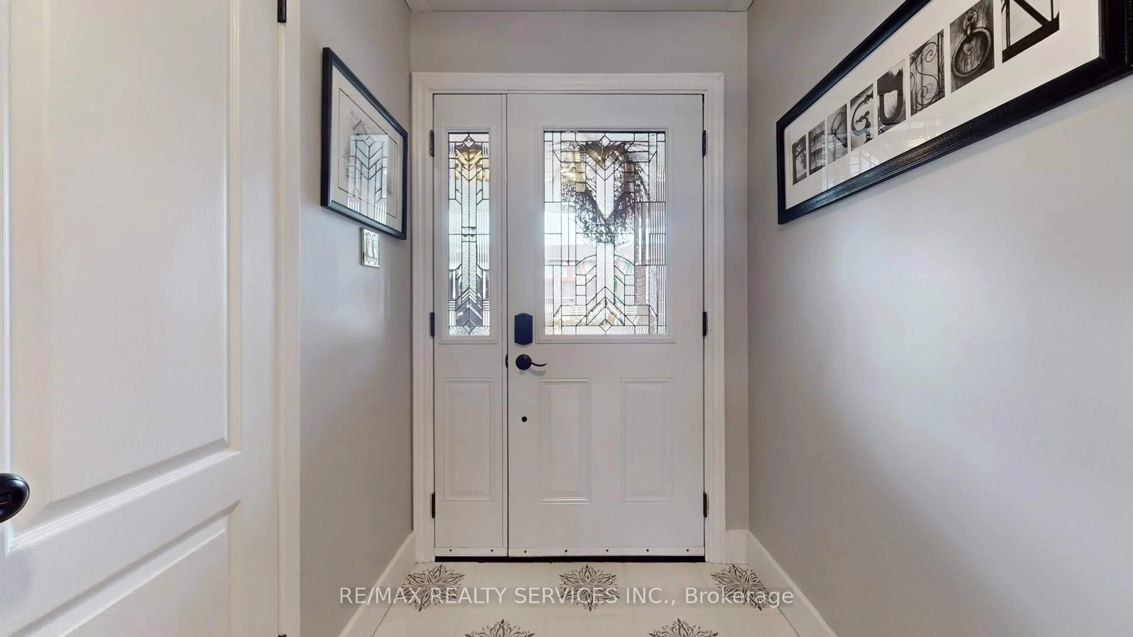 Indoor entryway for 72 Carisbrooke Crt, Brampton Ontario L6S 3K1