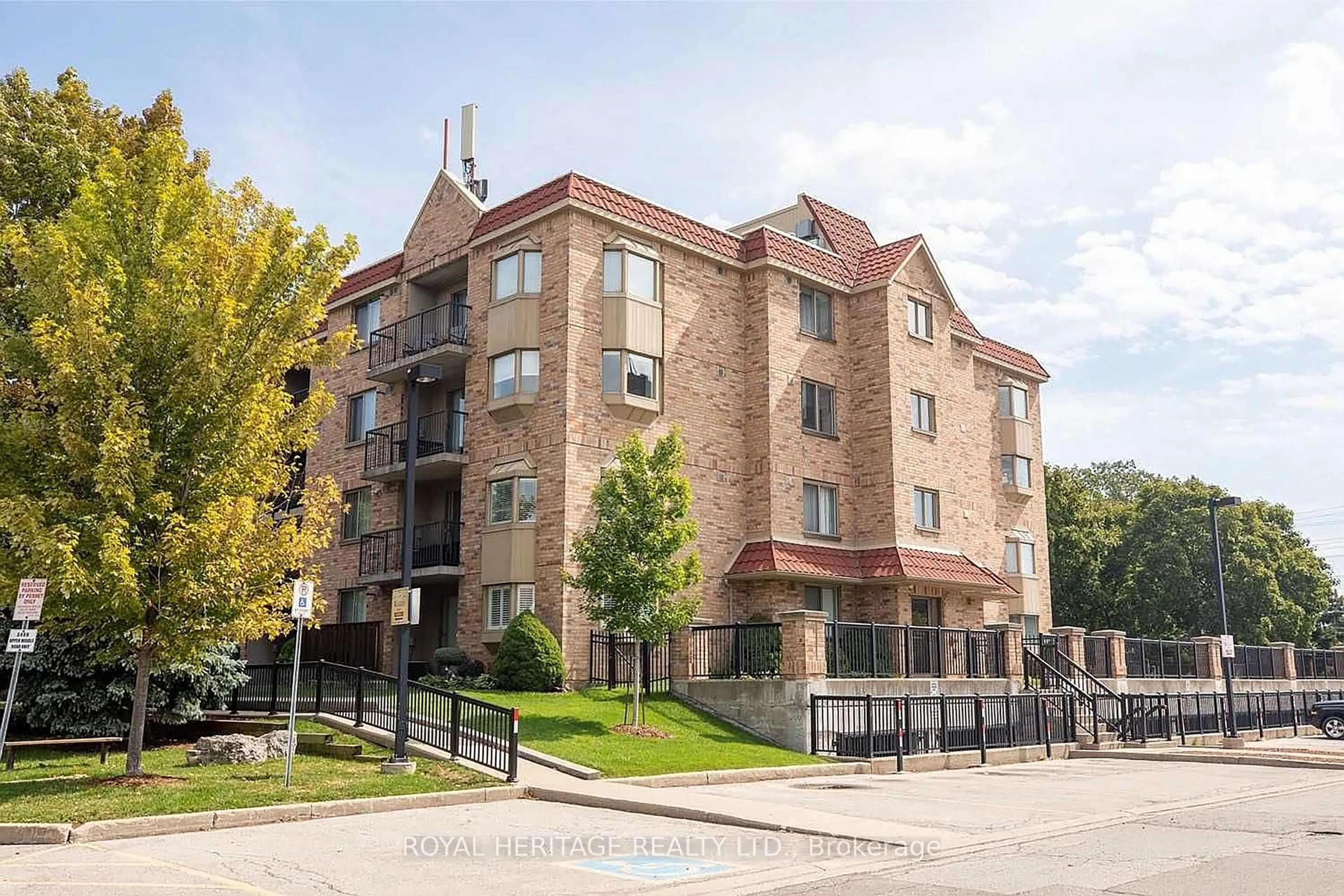 Patio, building for 3499 Upper Middle Rd #109, Burlington Ontario L7M 4M7