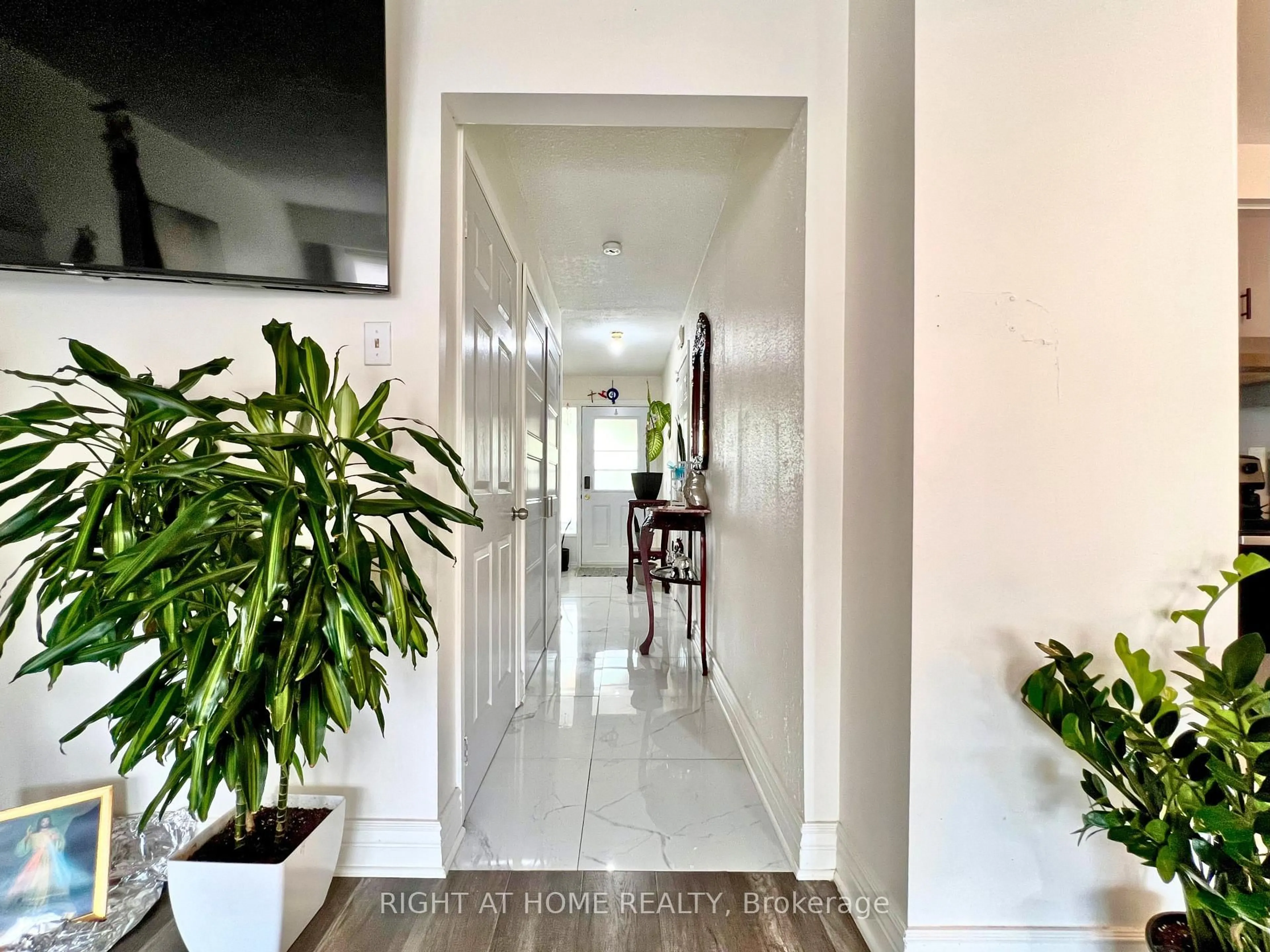 Indoor foyer for 25 Baronwood Crt, Brampton Ontario L6V 3H6