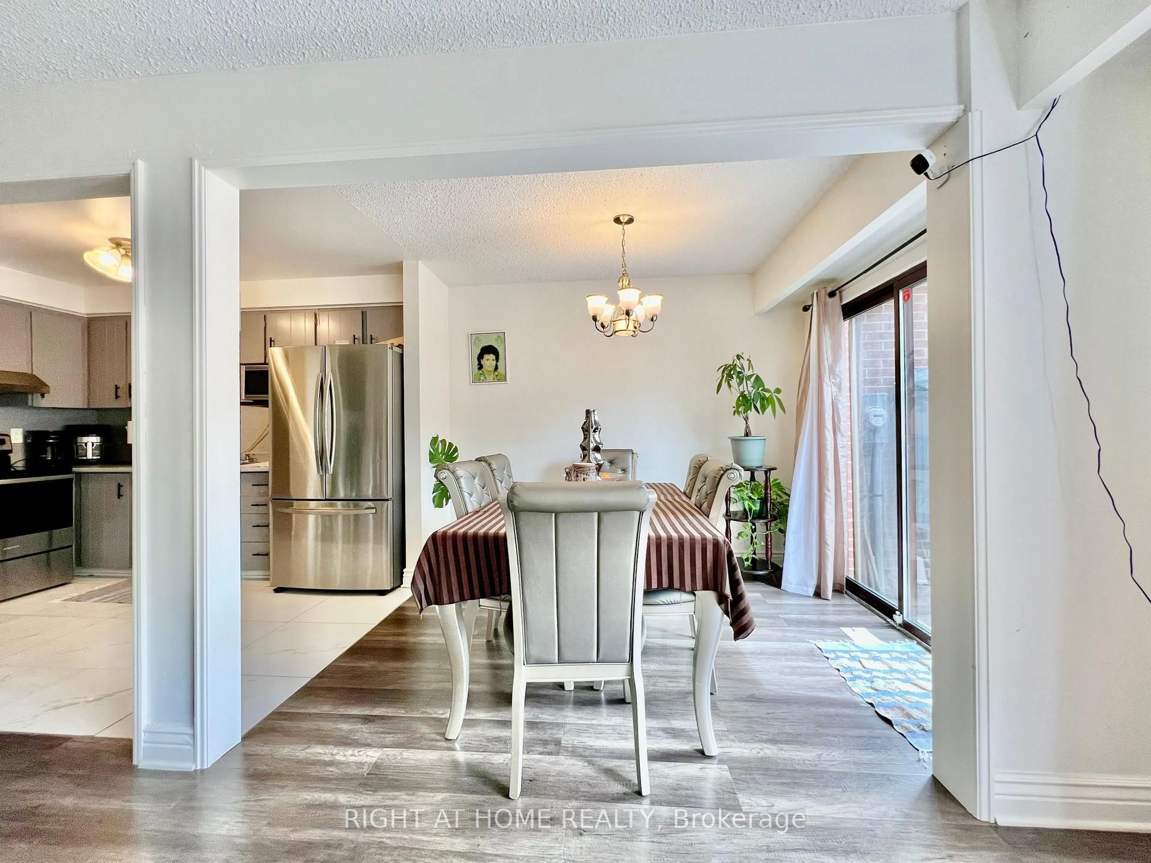 Dining room, ceramic/tile floor for 25 Baronwood Crt, Brampton Ontario L6V 3H6