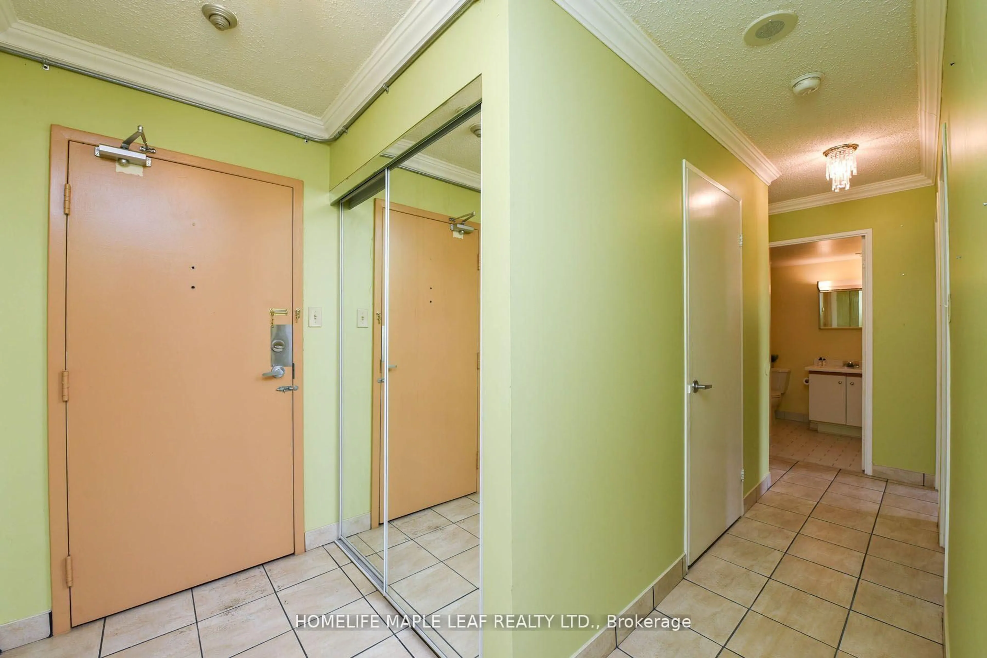 Indoor foyer for 3559 Eglinton Ave #402, Toronto Ontario M6M 5C6