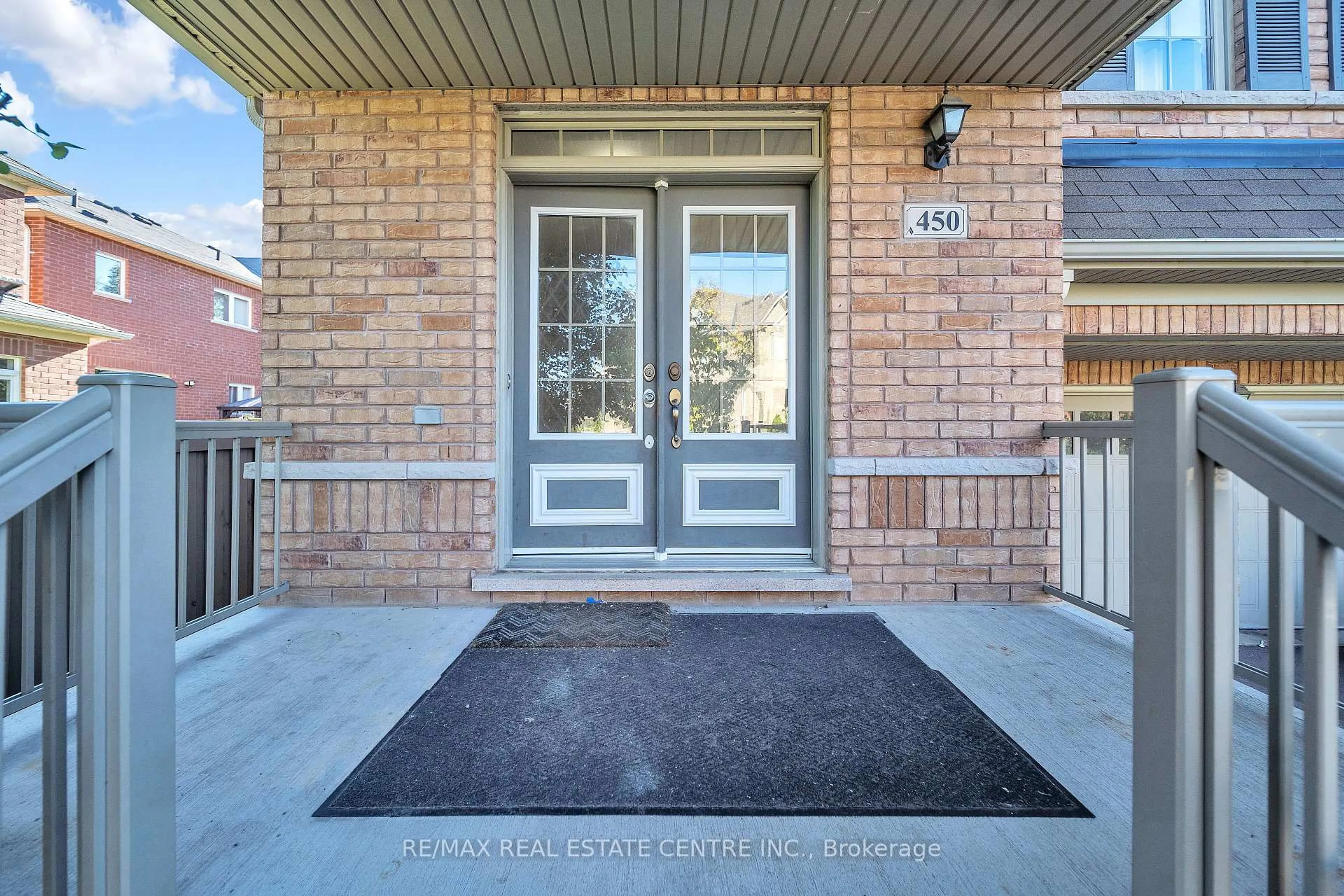 Indoor entryway for 450 Tilt Pt, Milton Ontario L9T 7Y5