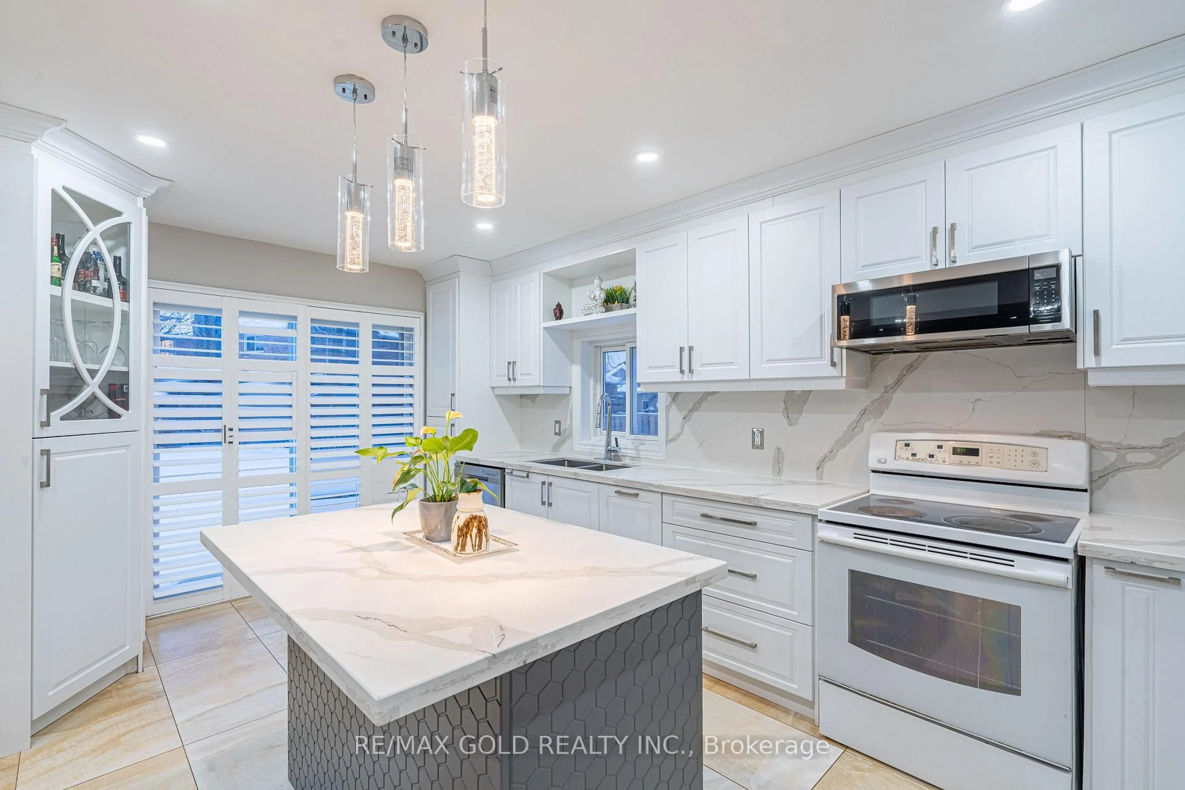 Contemporary kitchen, ceramic/tile floor for 32 Heddon Crt, Brampton Ontario L6Z 4H2