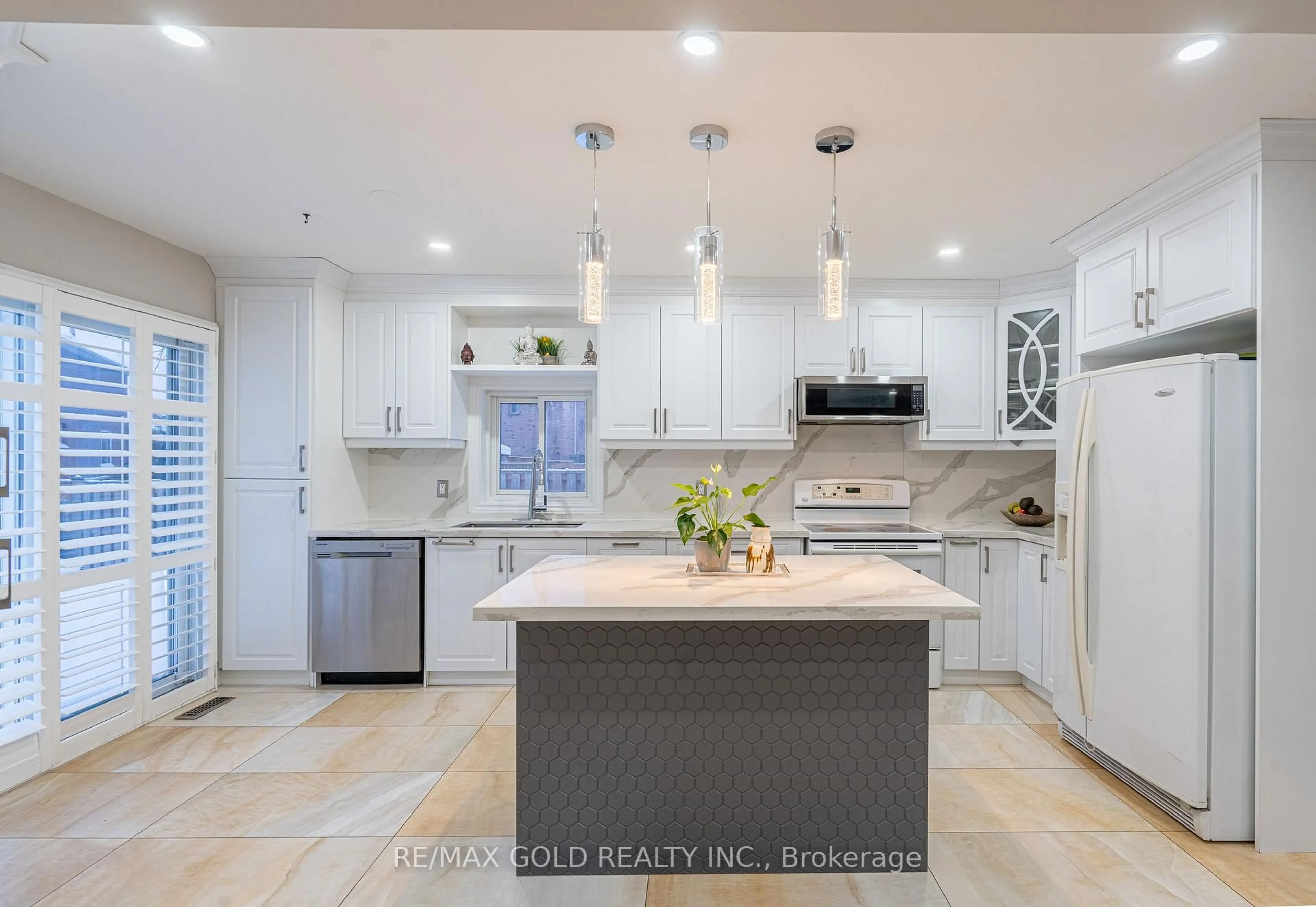Contemporary kitchen, ceramic/tile floor for 32 Heddon Crt, Brampton Ontario L6Z 4H2