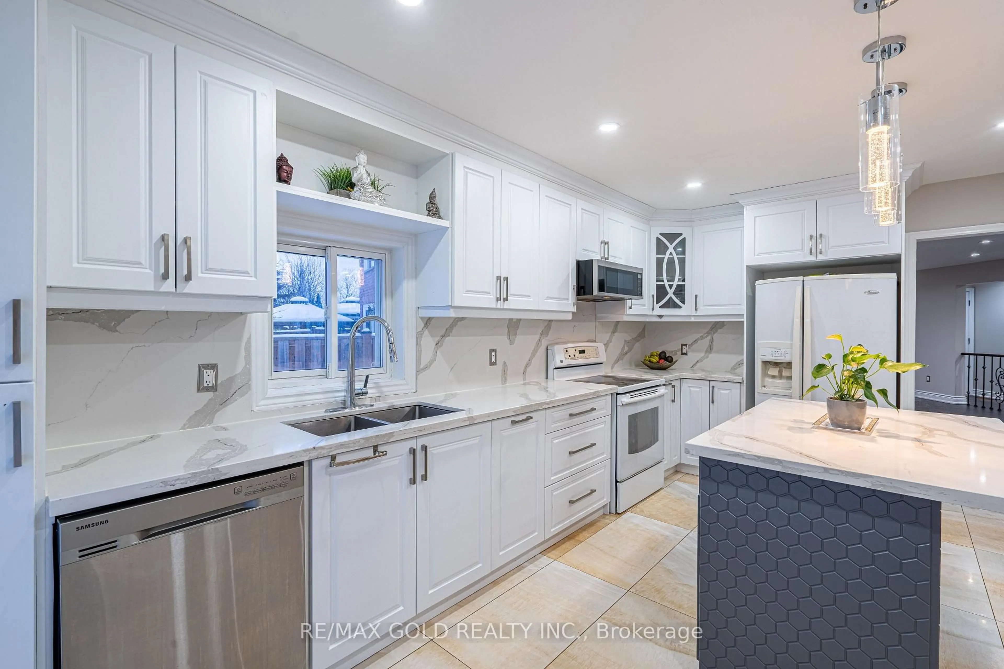 Open concept kitchen, ceramic/tile floor for 32 Heddon Crt, Brampton Ontario L6Z 4H2