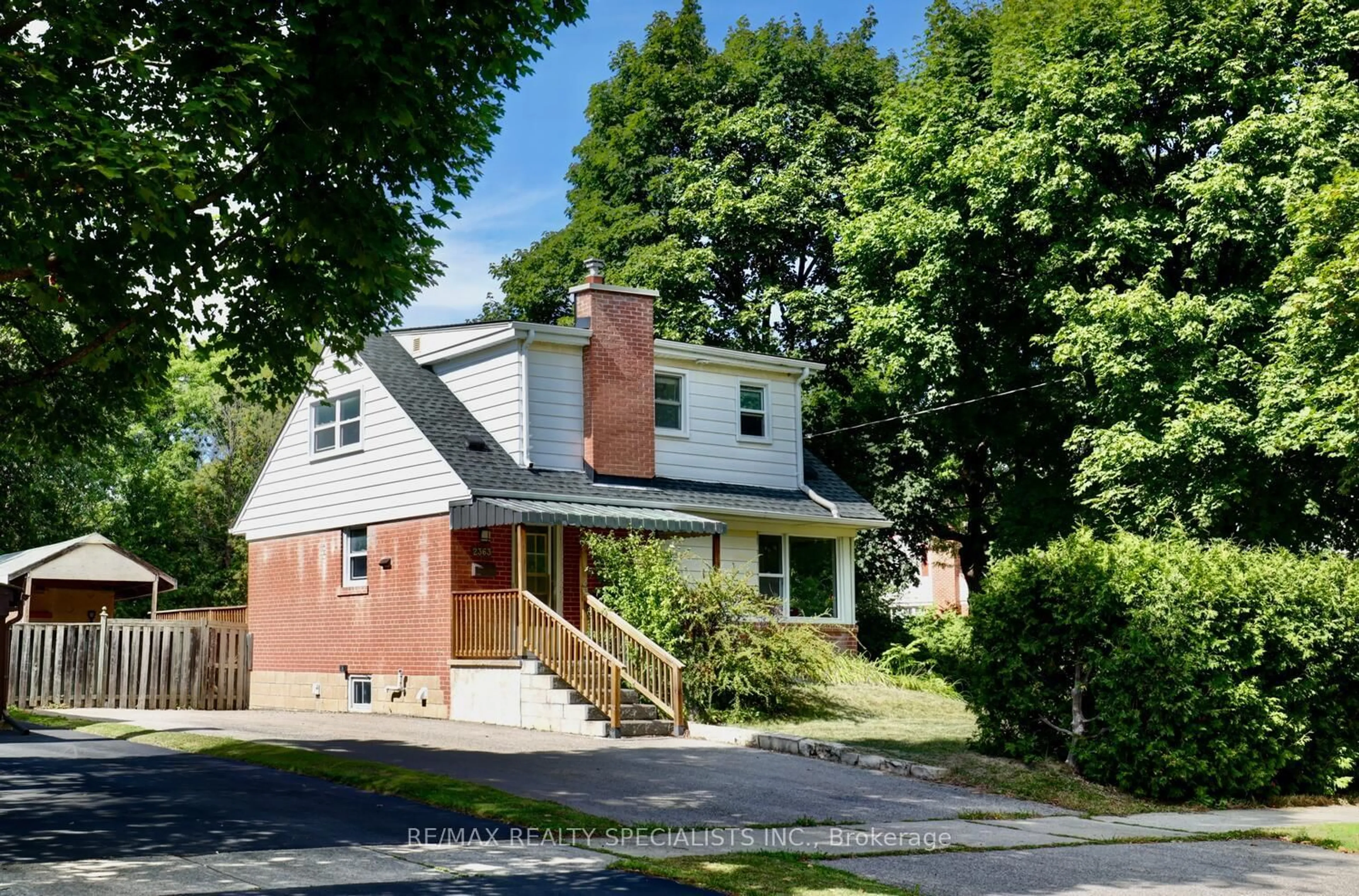 Home with brick exterior material, street for 2363 Parkway Dr, Burlington Ontario L7P 1T4