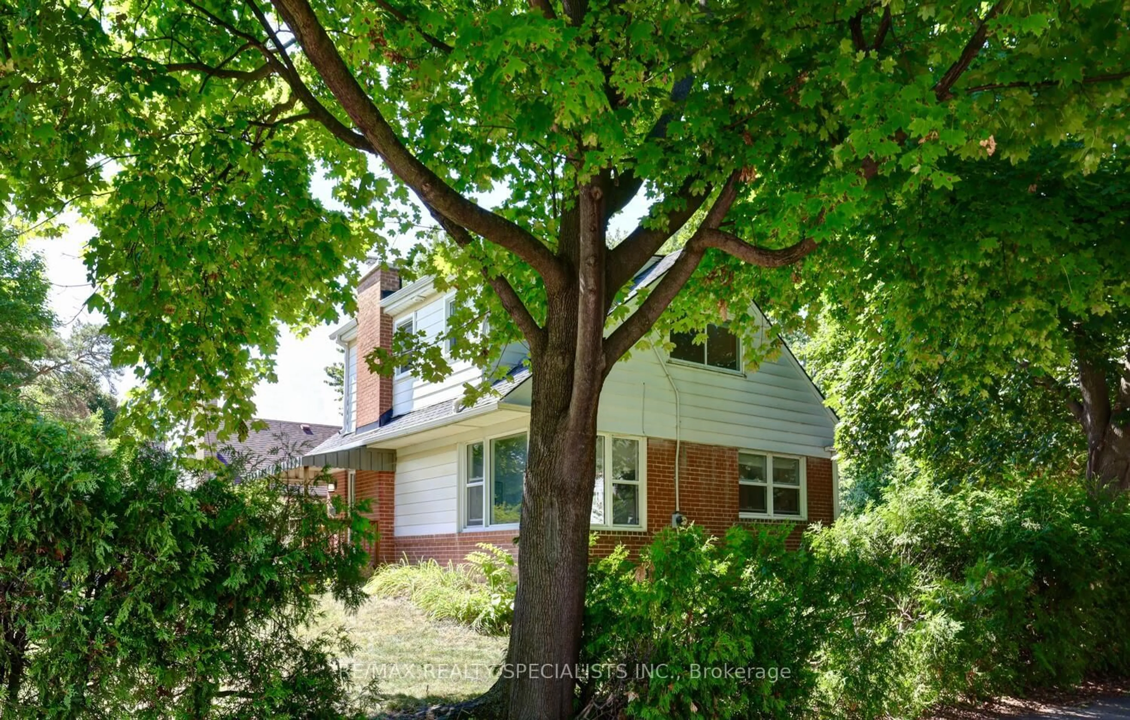 Home with brick exterior material, street for 2363 Parkway Dr, Burlington Ontario L7P 1T4