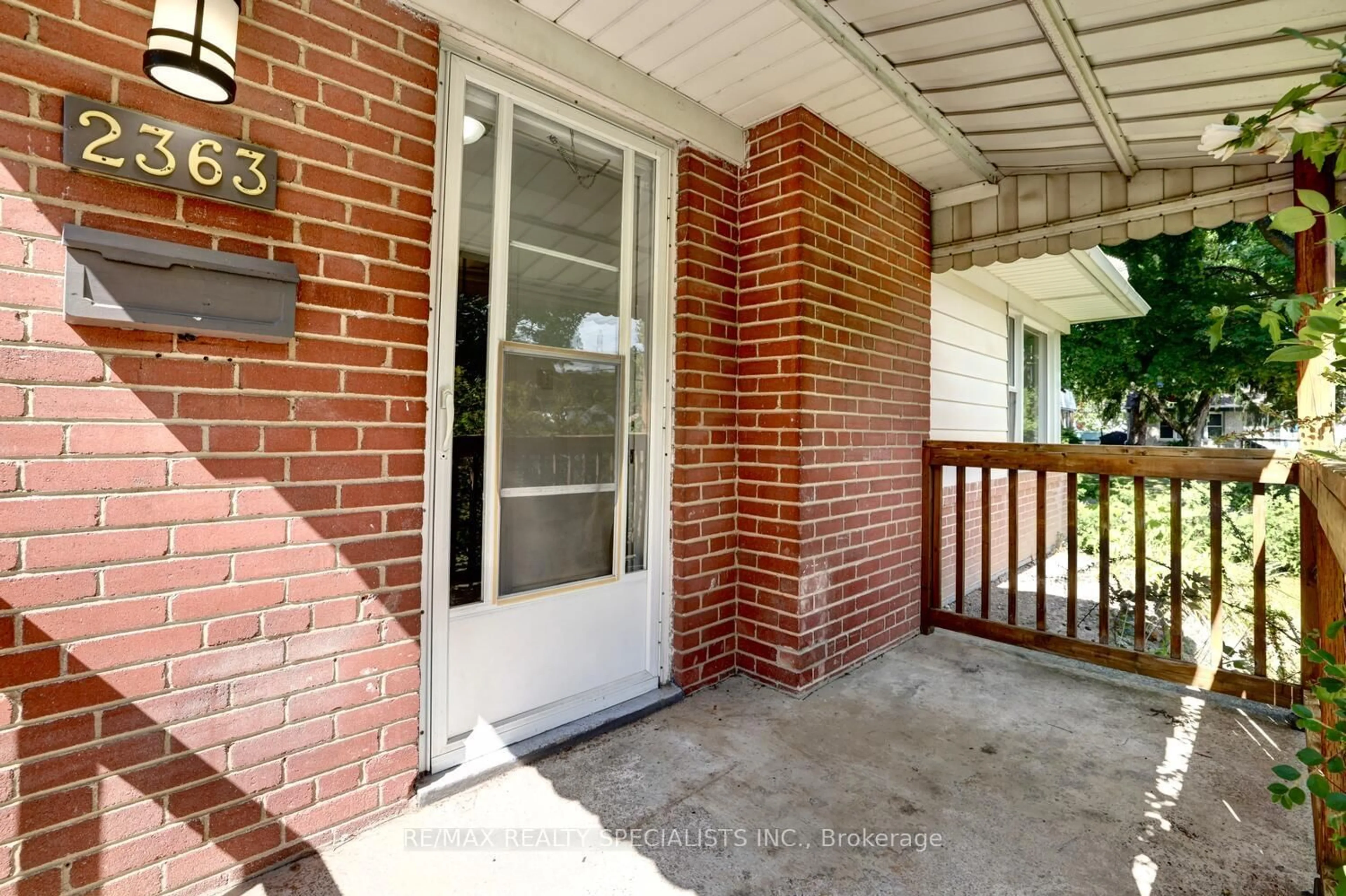 Indoor entryway for 2363 Parkway Dr, Burlington Ontario L7P 1T4