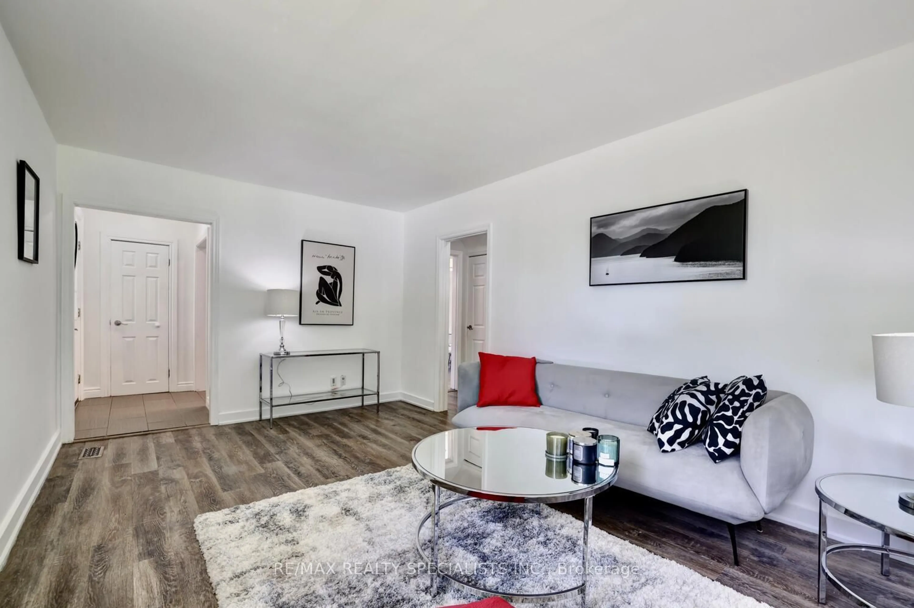 Living room with furniture, unknown for 2363 Parkway Dr, Burlington Ontario L7P 1T4