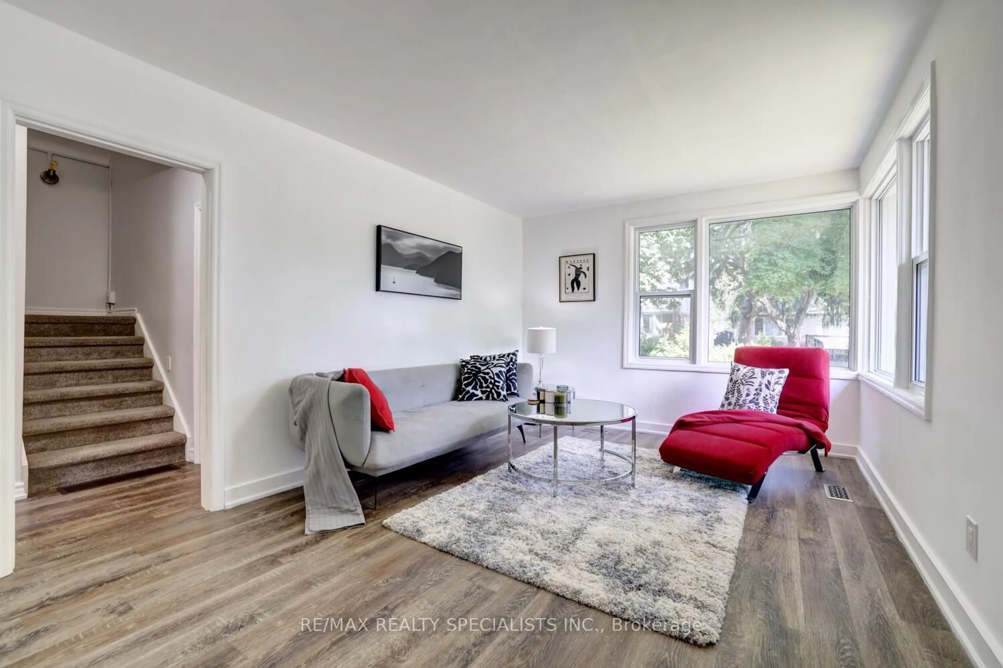 Living room with furniture, wood/laminate floor for 2363 Parkway Dr, Burlington Ontario L7P 1T4