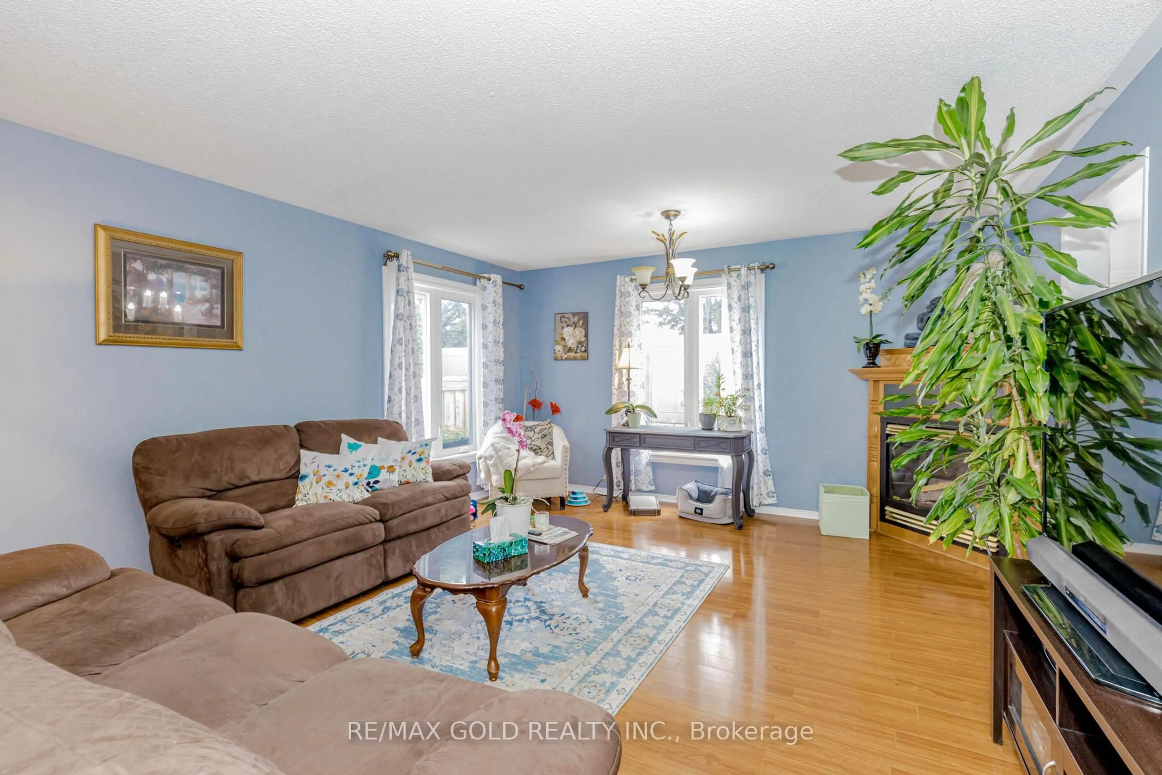 Living room with furniture, unknown for 139 Chipmunk Cres, Brampton Ontario L6R 1B7