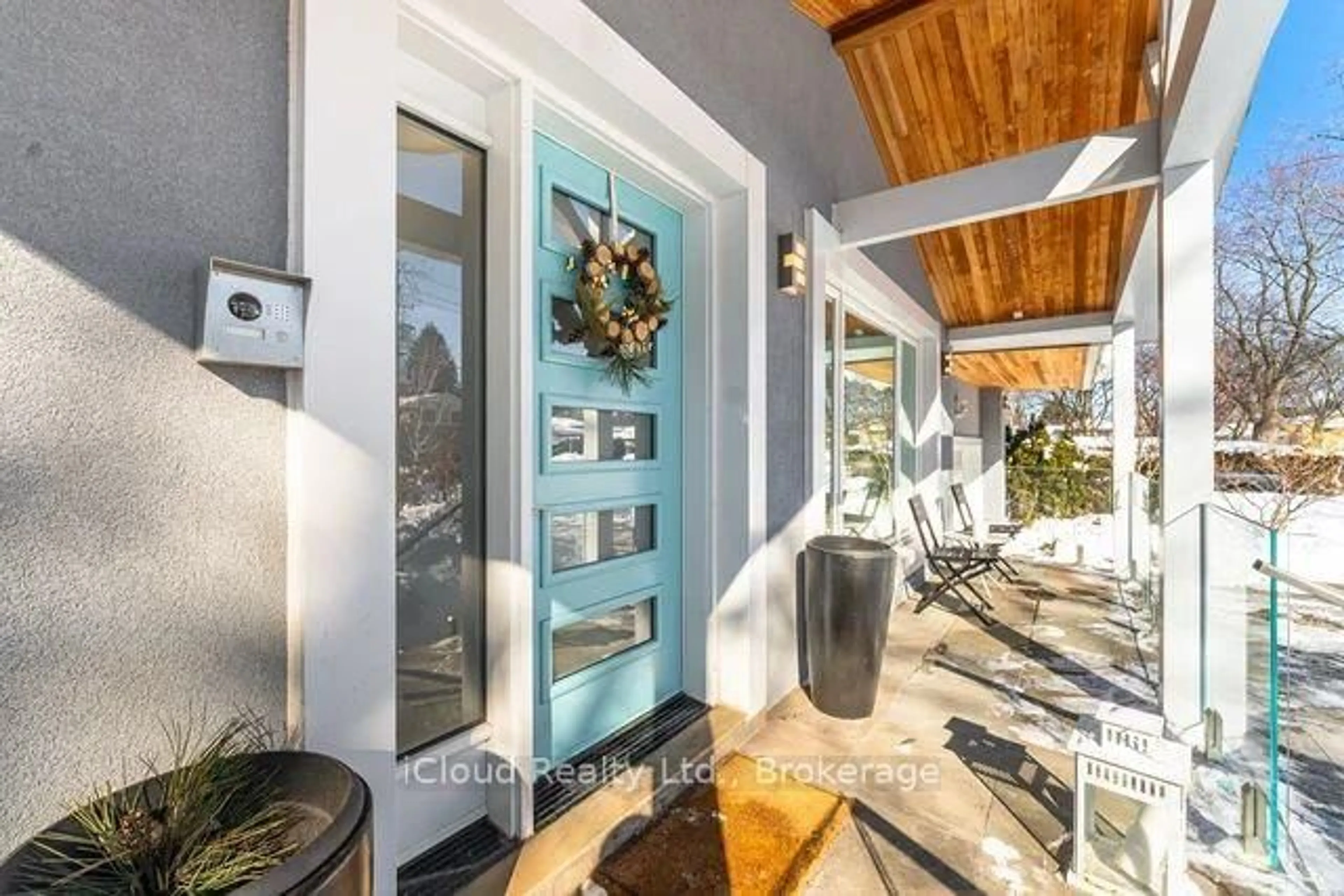 Indoor entryway for 1061 Johnathan Dr, Mississauga Ontario L4Y 1J9