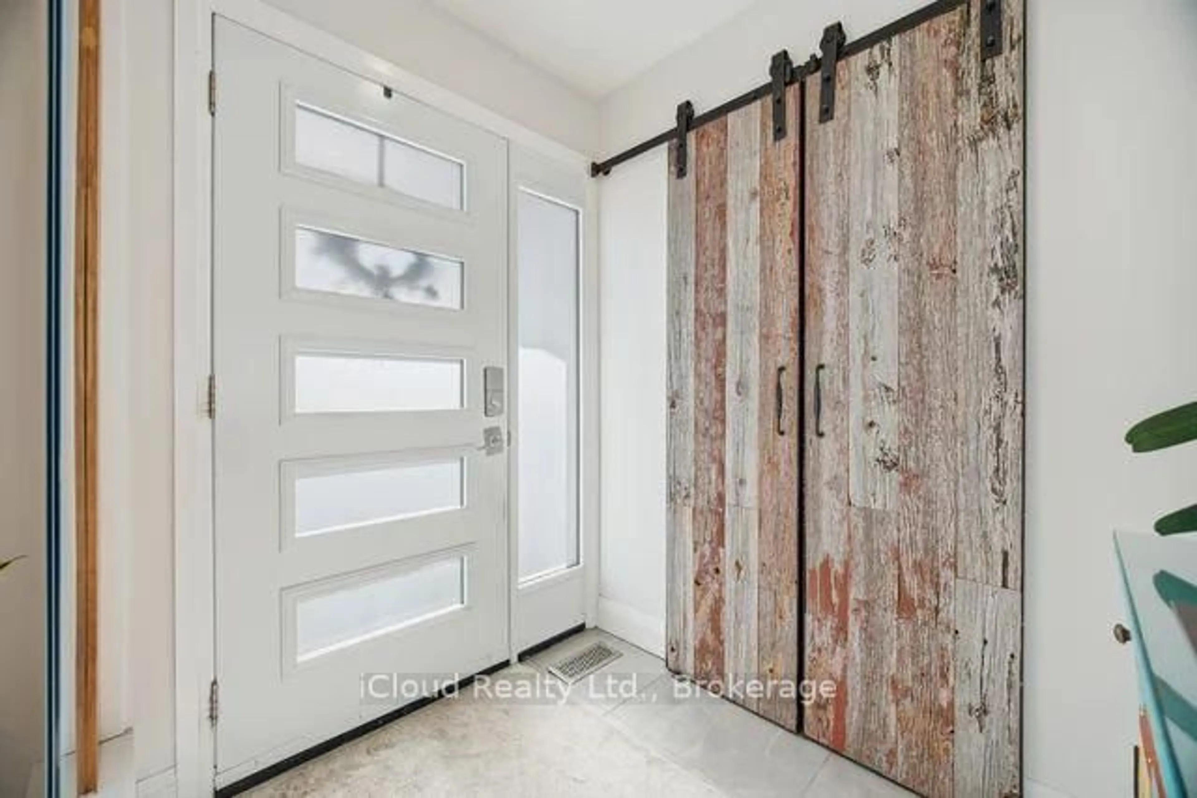 Indoor entryway for 1061 Johnathan Dr, Mississauga Ontario L4Y 1J9