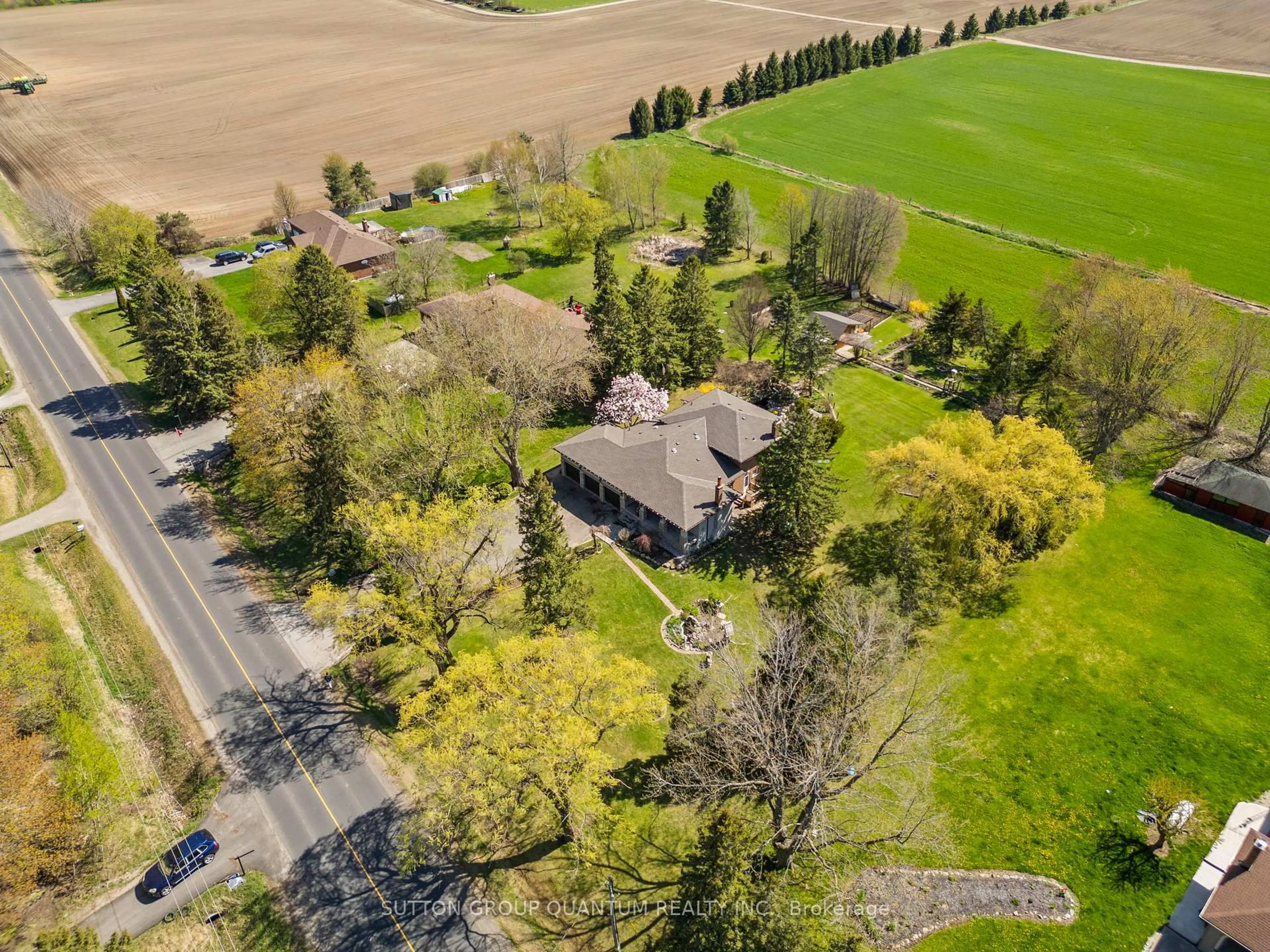 A pic from outside/outdoor area/front of a property/back of a property/a pic from drone, street for 14432 Innis Lake Rd, Caledon Ontario L7C 2Y7