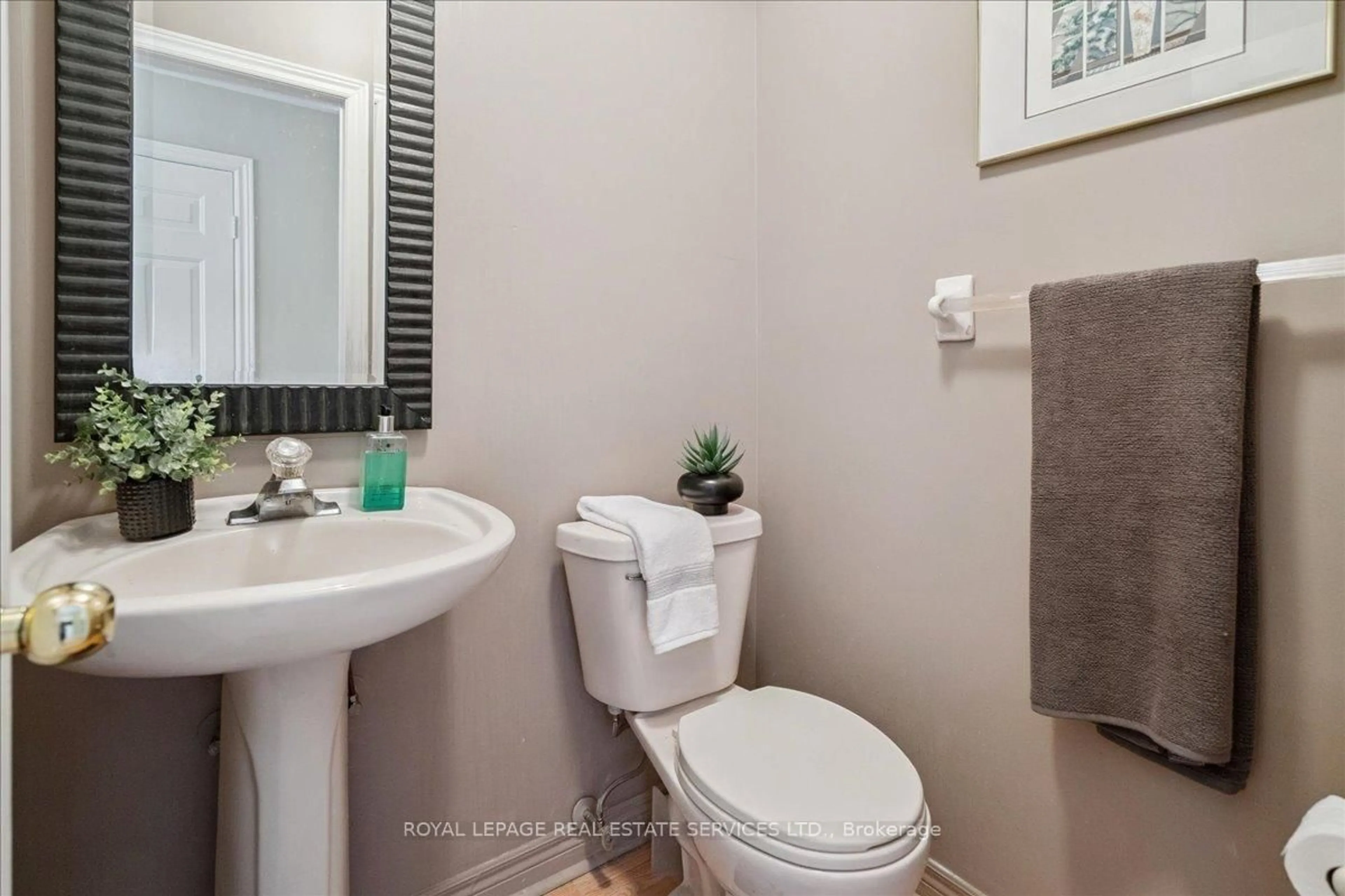 Standard bathroom, unknown for 2871 DARIEN Rd #14, Burlington Ontario L7M 4R6