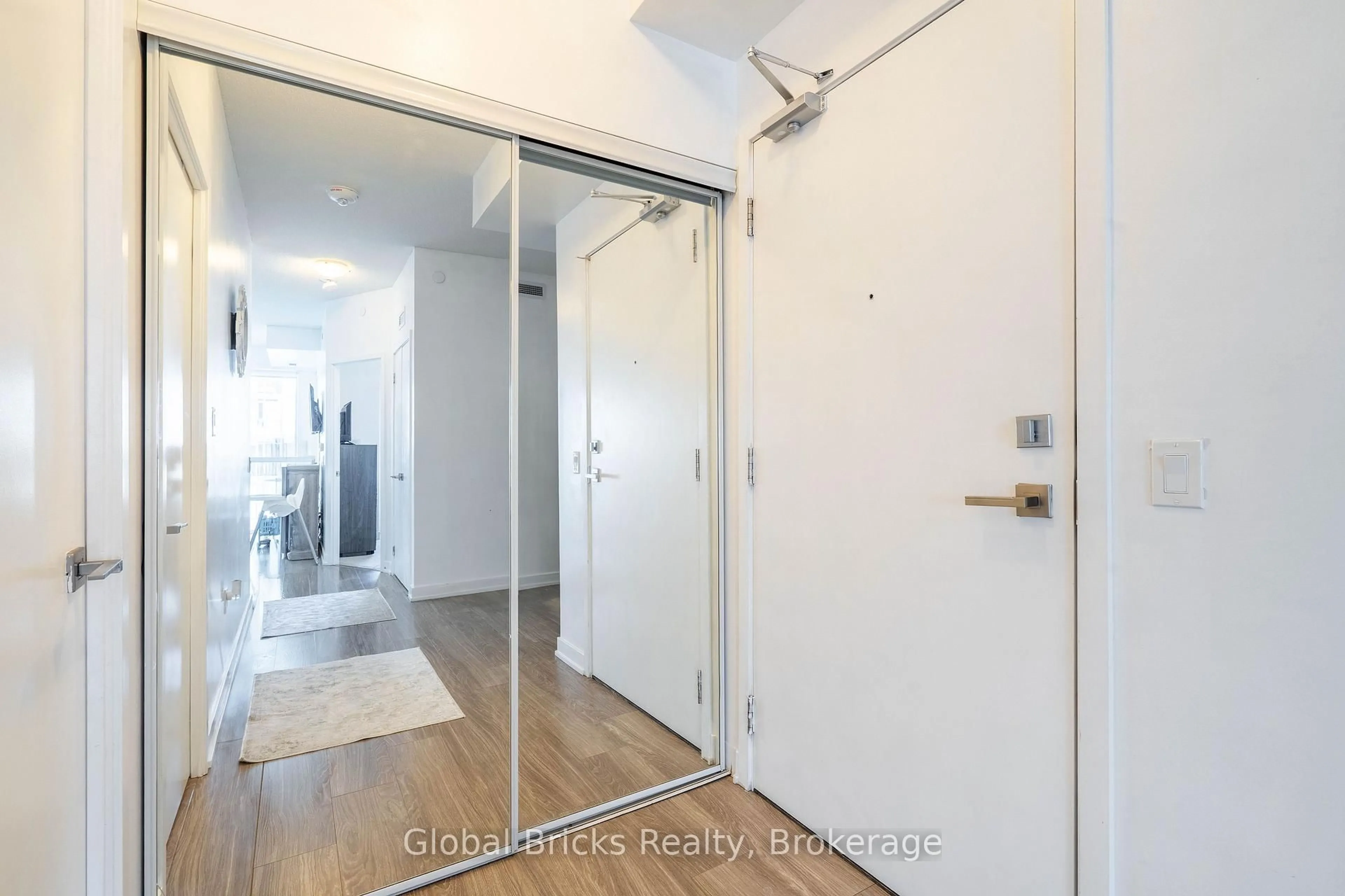Indoor entryway for 4085 Parkside Village Dr #1405, Mississauga Ontario L5B 0K9