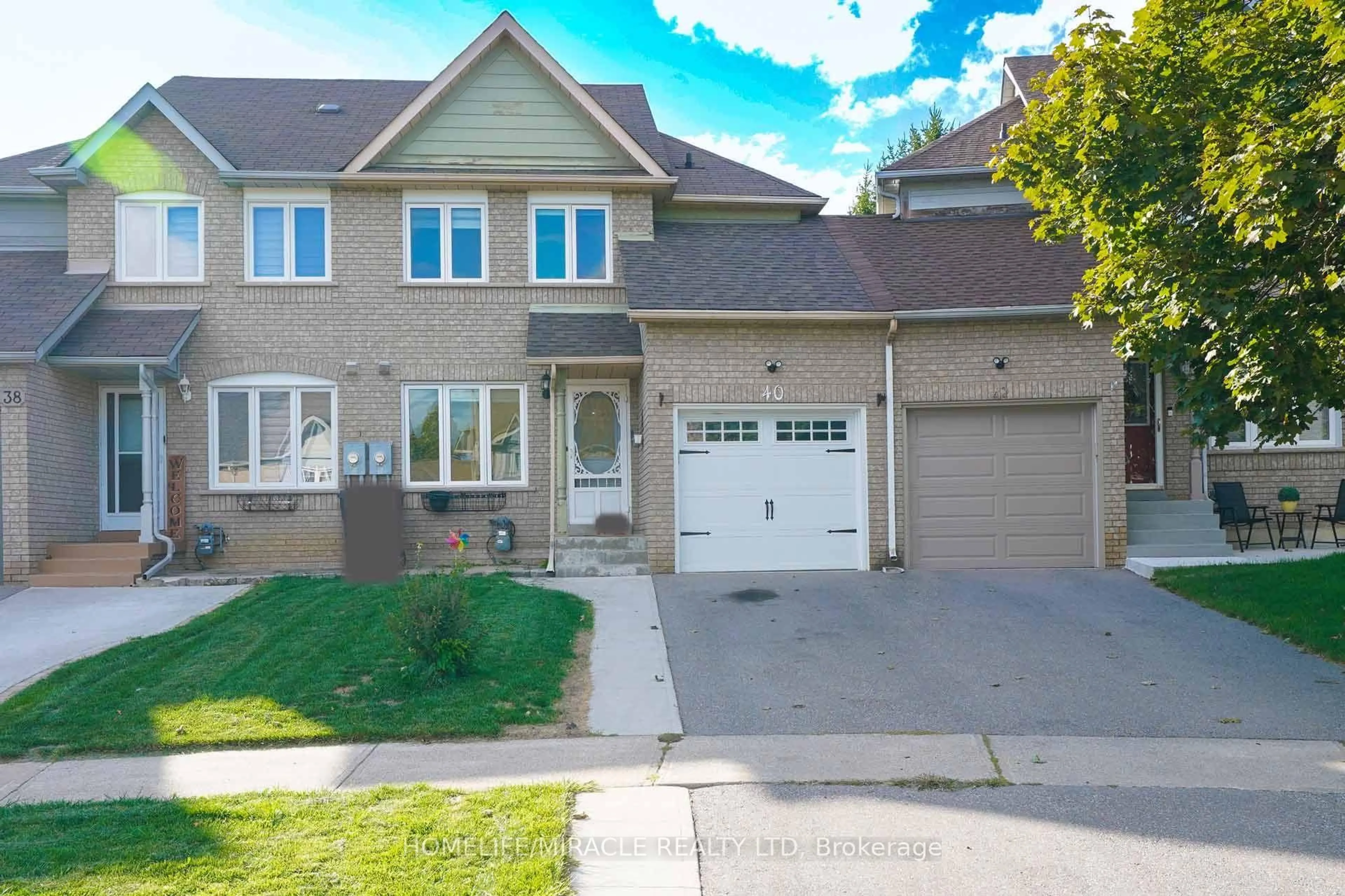 Home with vinyl exterior material, street for 40 Gardenia Way, Caledon Ontario L7C 1B2