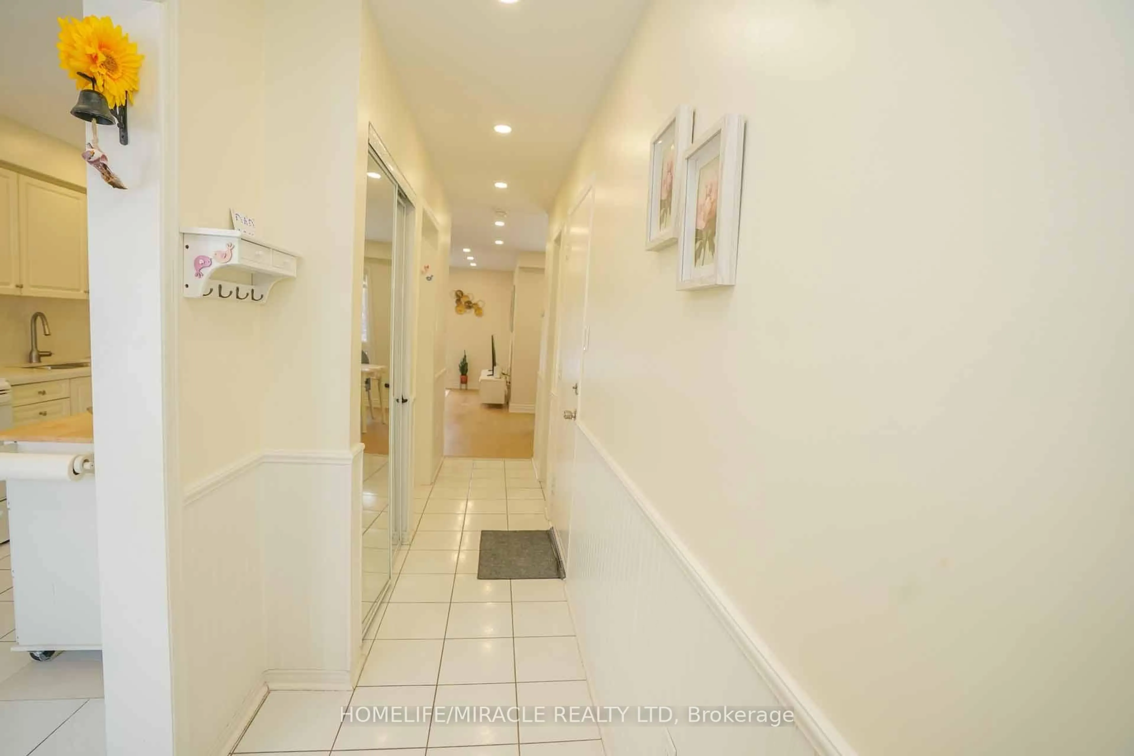 Indoor foyer for 40 Gardenia Way, Caledon Ontario L7C 1B2