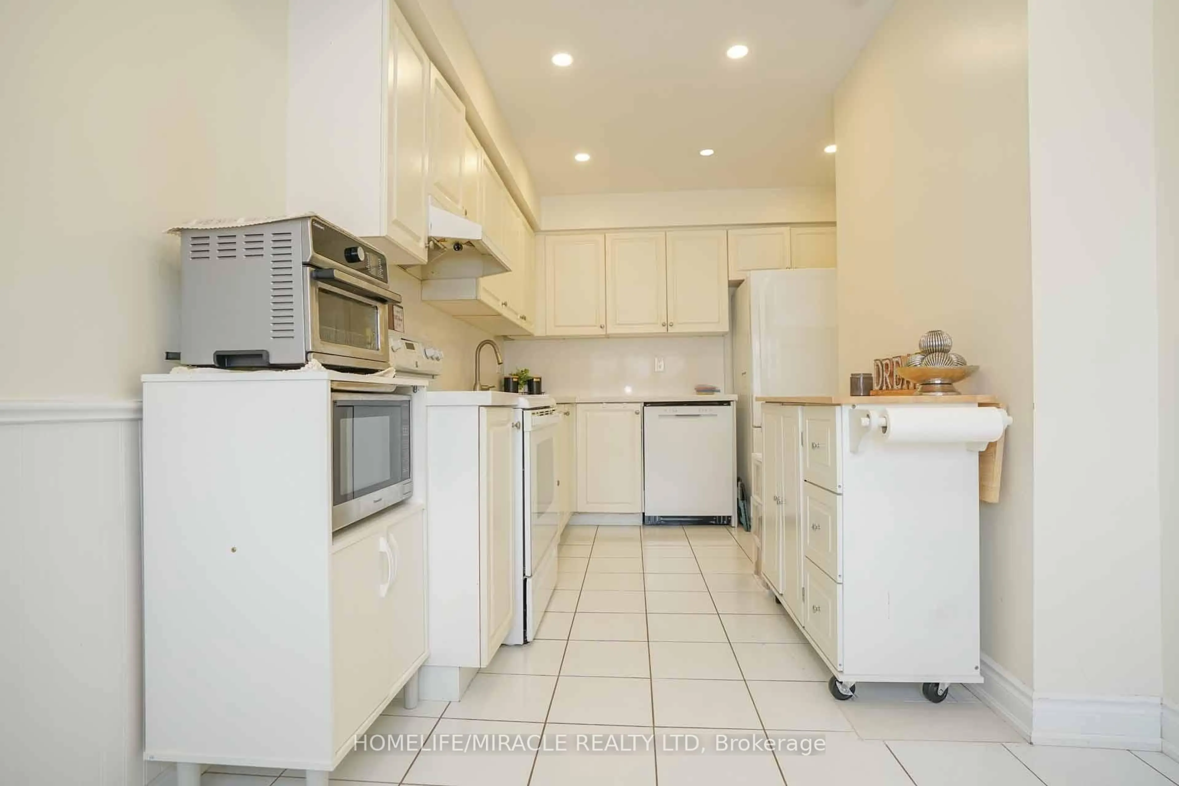 Standard kitchen, unknown for 40 Gardenia Way, Caledon Ontario L7C 1B2