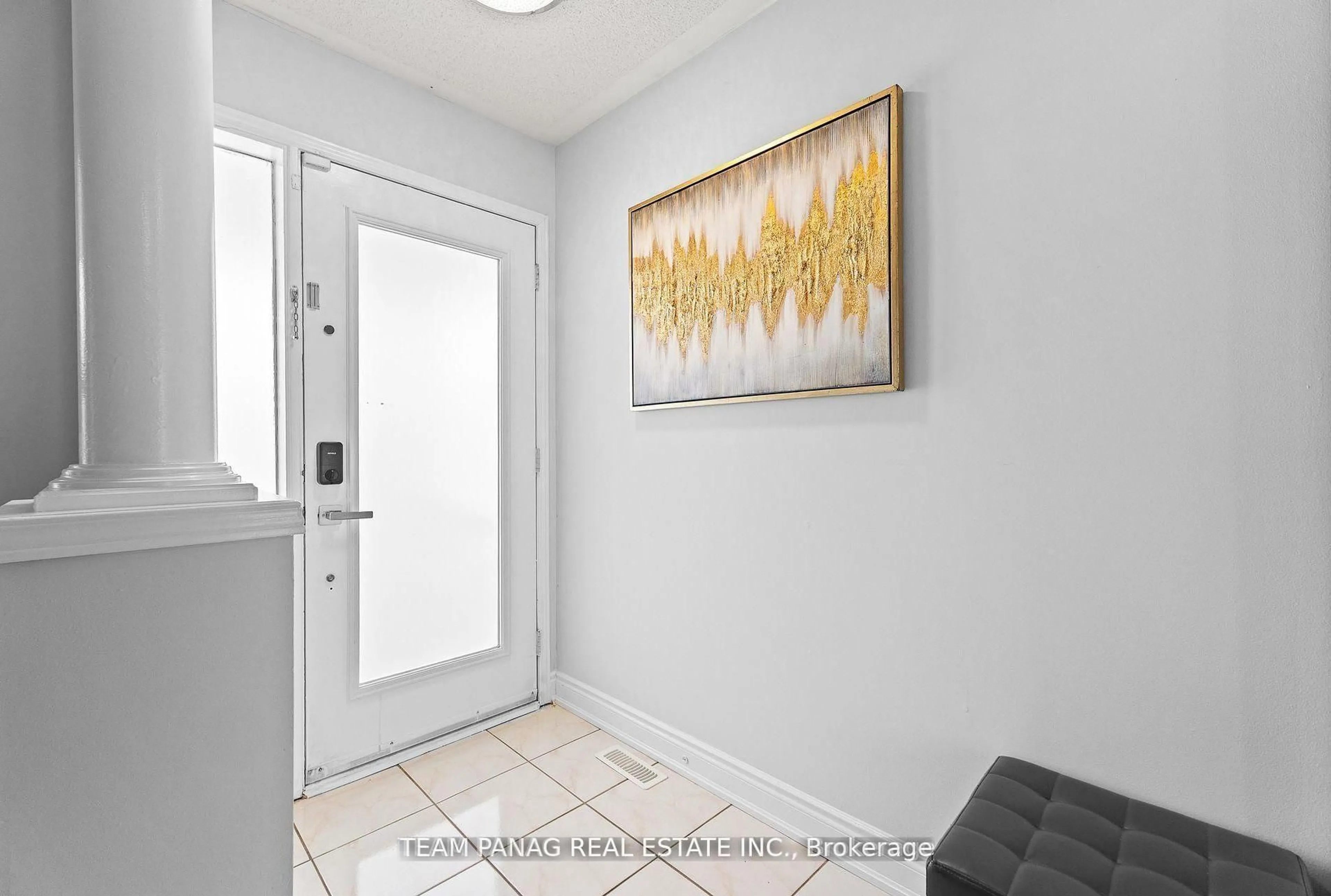 Indoor entryway for 16 Saintsbury Cres, Brampton Ontario L6R 2W3