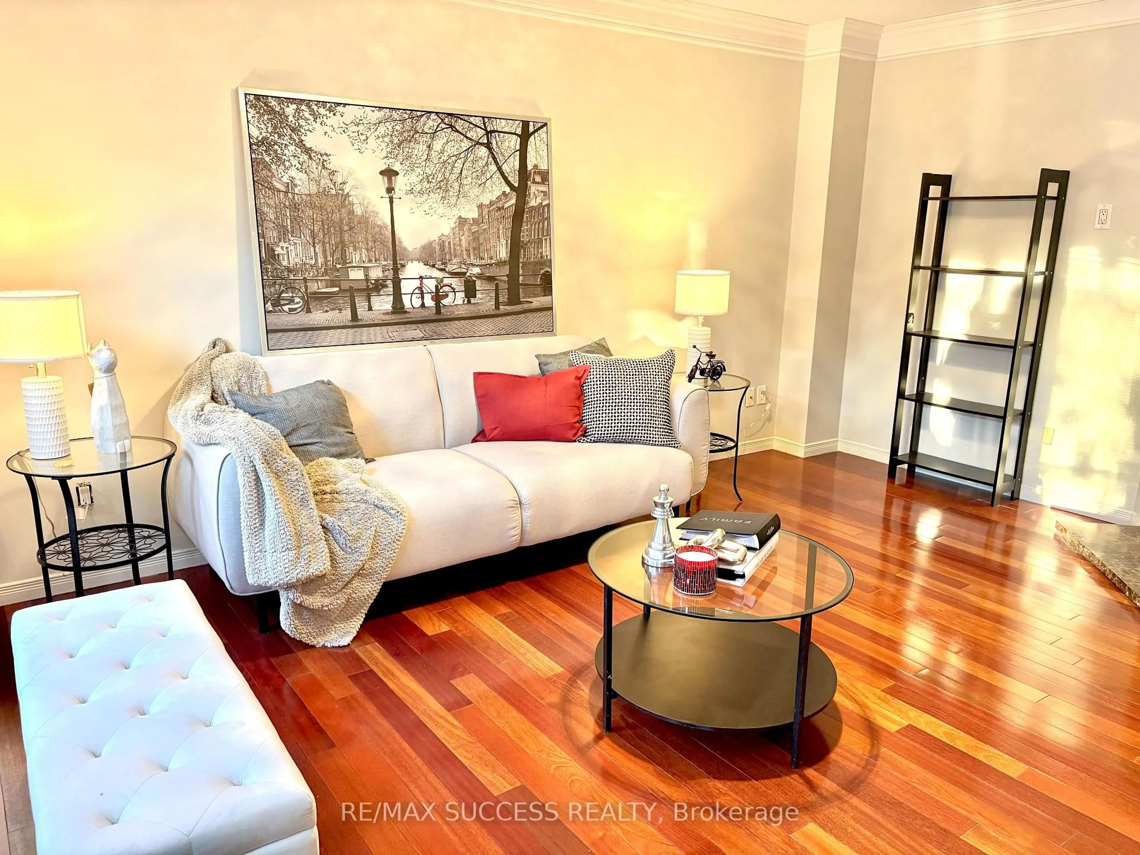 Living room with furniture, wood/laminate floor for 6643 Mockingbird Lane, Mississauga Ontario L5N 5K2