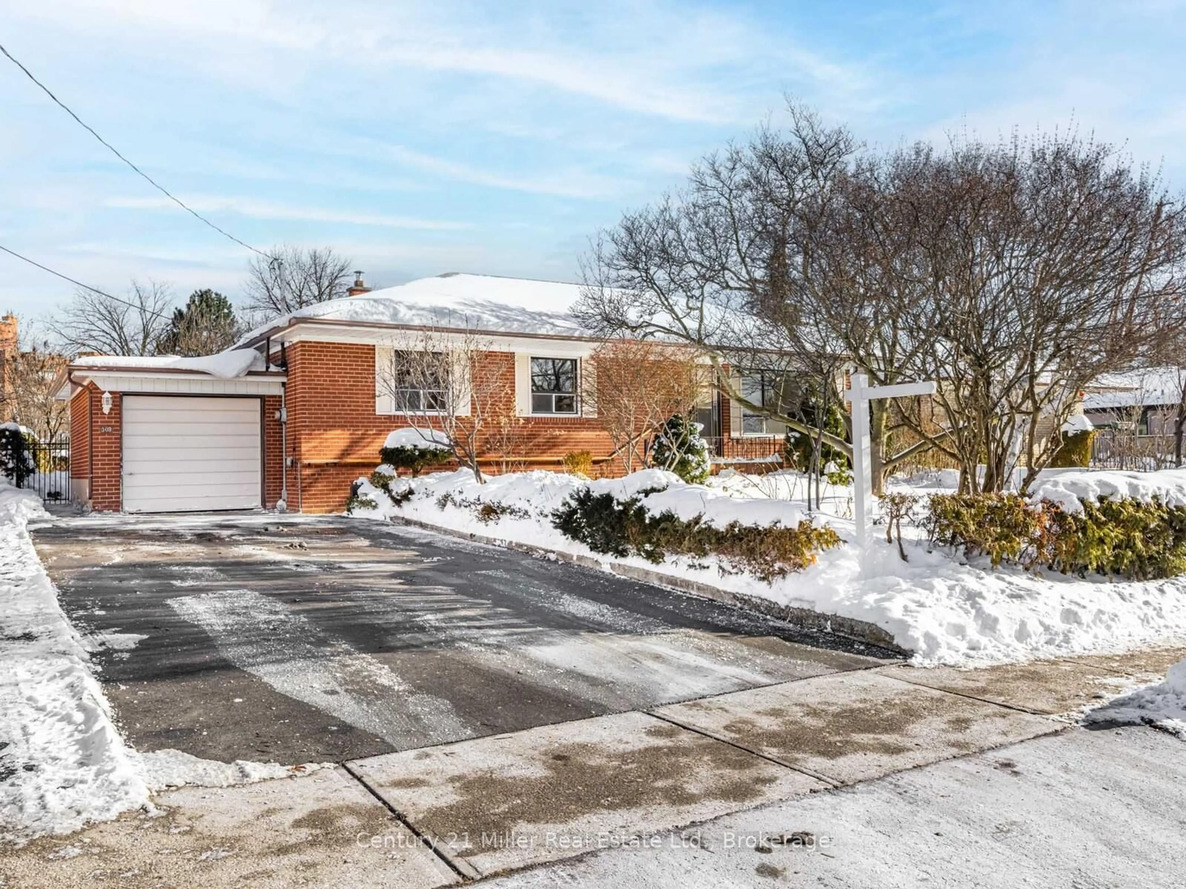 A pic from outside/outdoor area/front of a property/back of a property/a pic from drone, street for 309 Queen Mary Dr, Oakville Ontario L6K 3L5