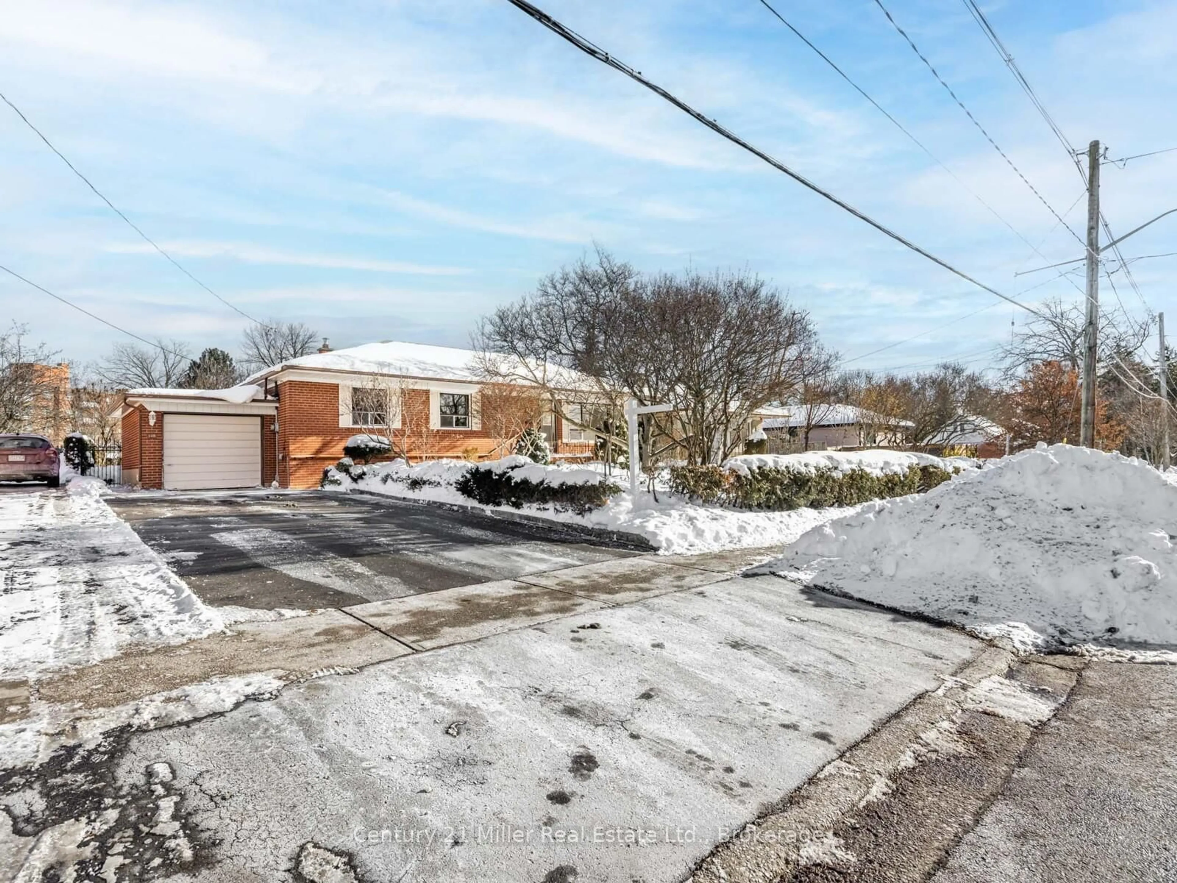 A pic from outside/outdoor area/front of a property/back of a property/a pic from drone, street for 309 Queen Mary Dr, Oakville Ontario L6K 3L5