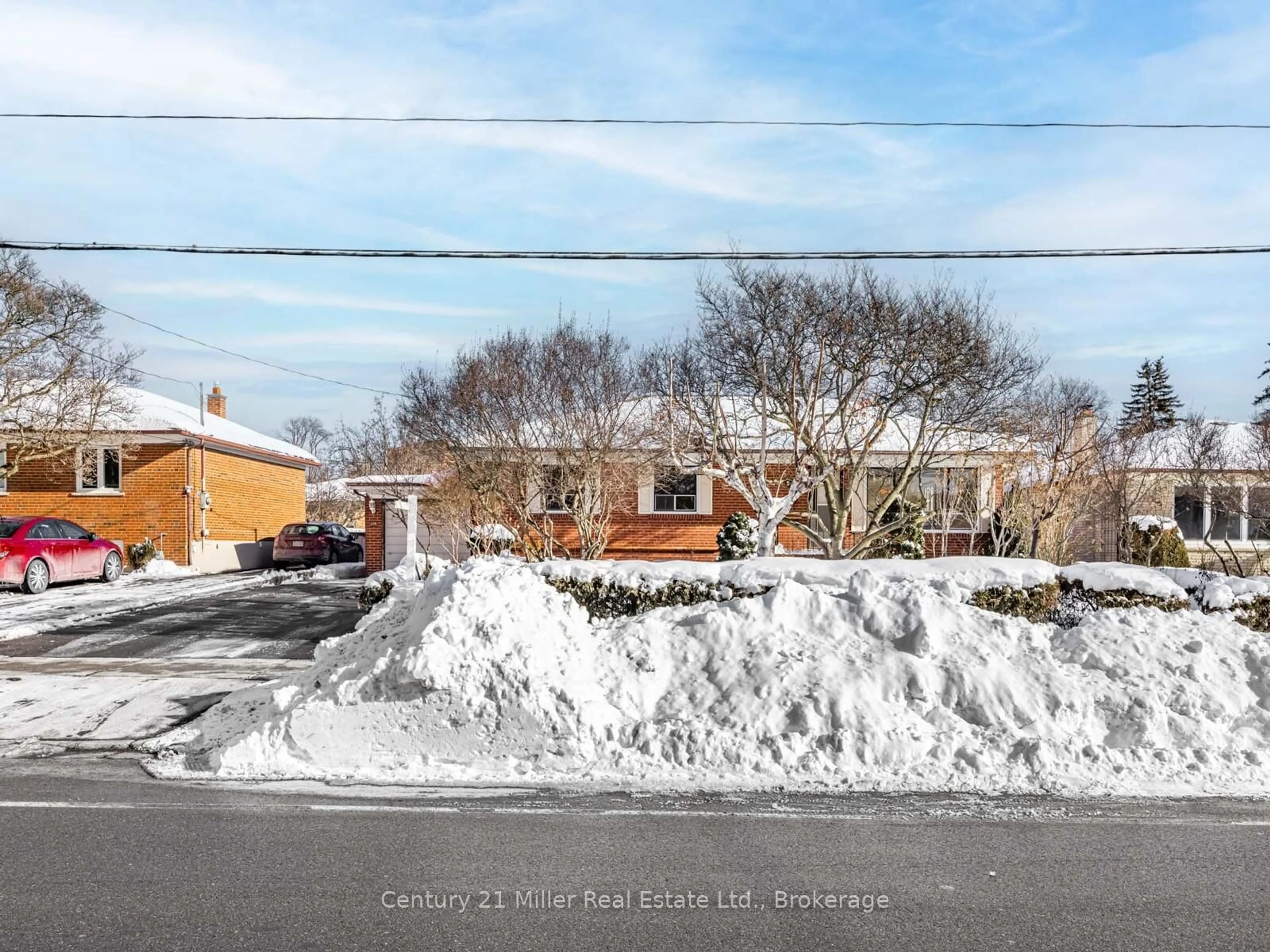 A pic from outside/outdoor area/front of a property/back of a property/a pic from drone, street for 309 Queen Mary Dr, Oakville Ontario L6K 3L5