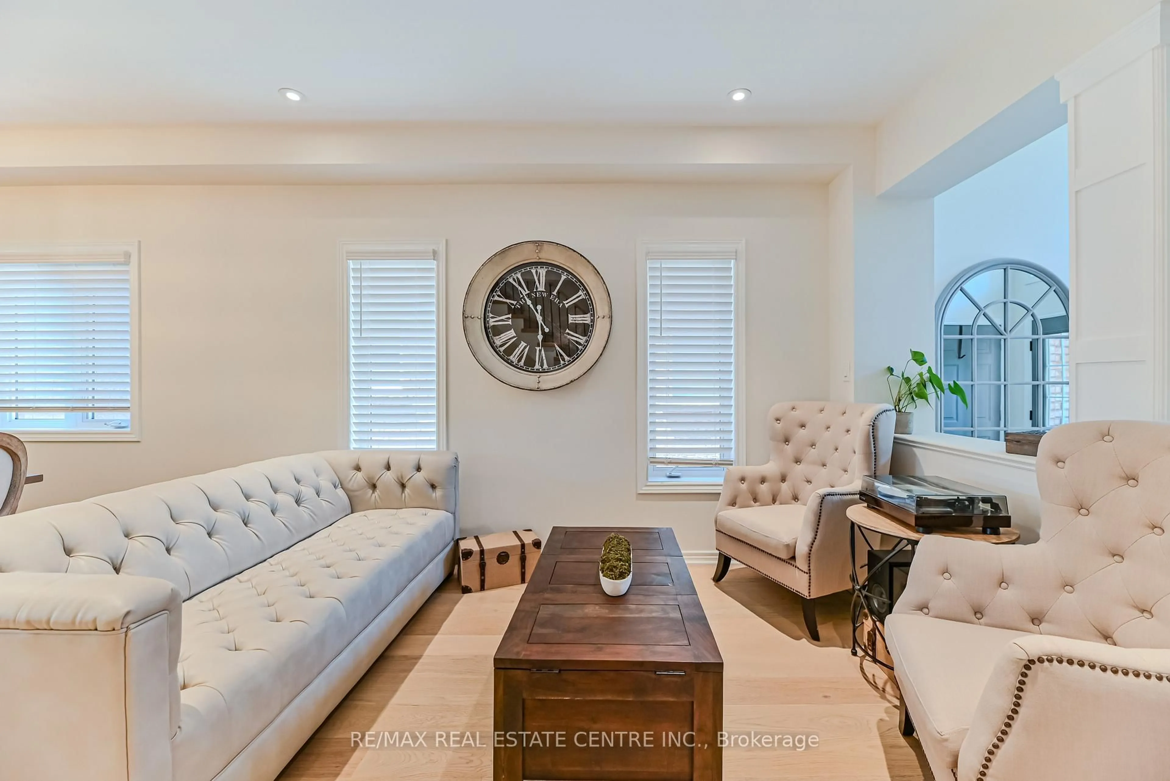 Living room with furniture, unknown for 2498 Longridge Cres, Oakville Ontario L6H 6S2