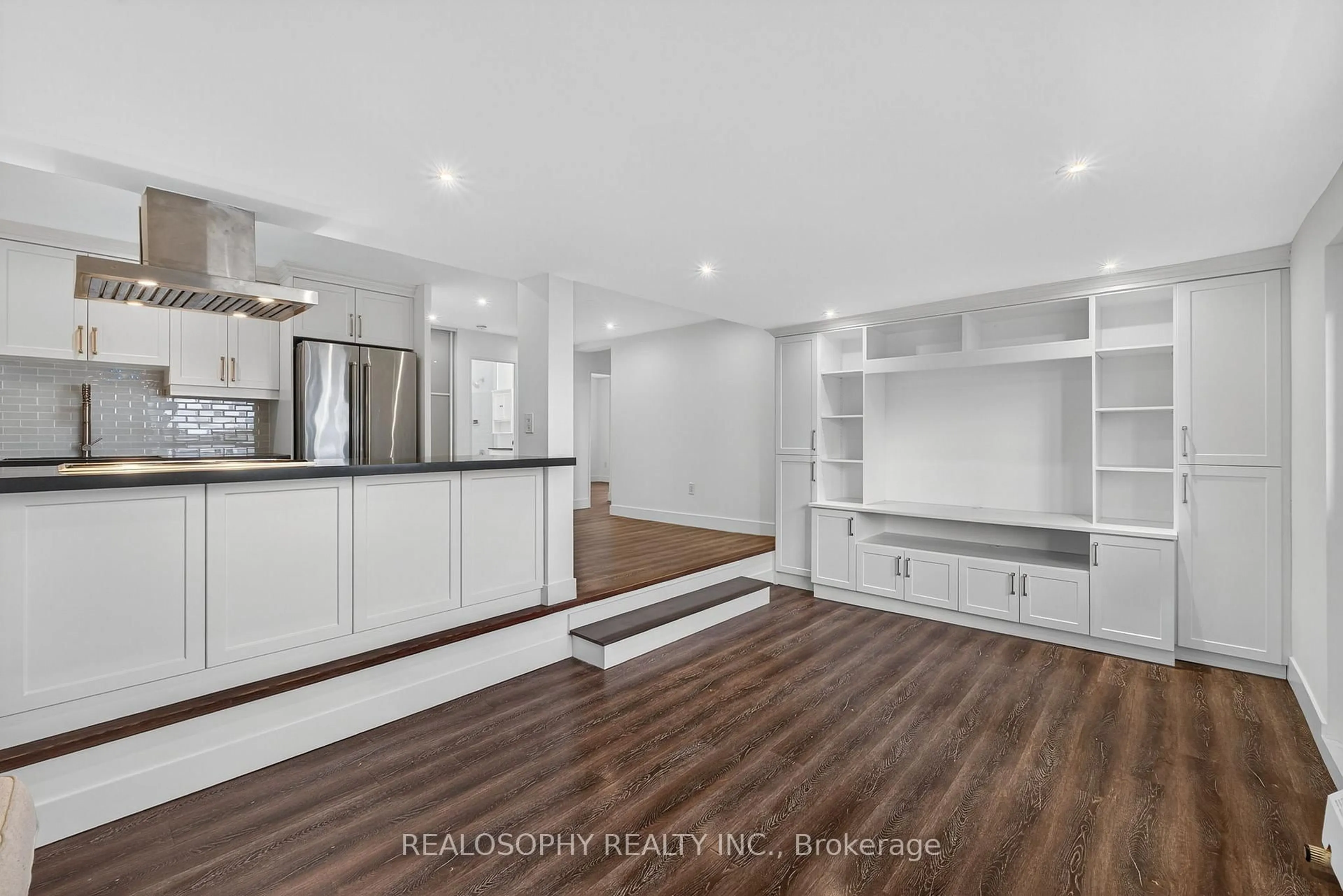 Open concept kitchen, wood/laminate floor for 15 Elizabeth St #905, Mississauga Ontario L5G 2Z3