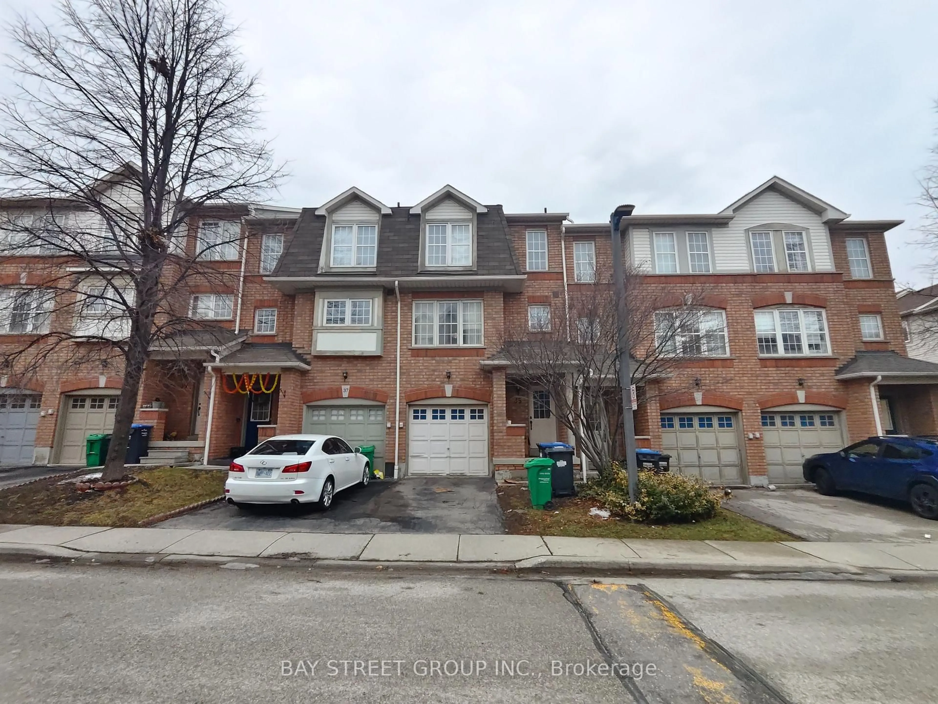A pic from outside/outdoor area/front of a property/back of a property/a pic from drone, street for 3030 Breakwater Crt #35, Mississauga Ontario L5B 4N7