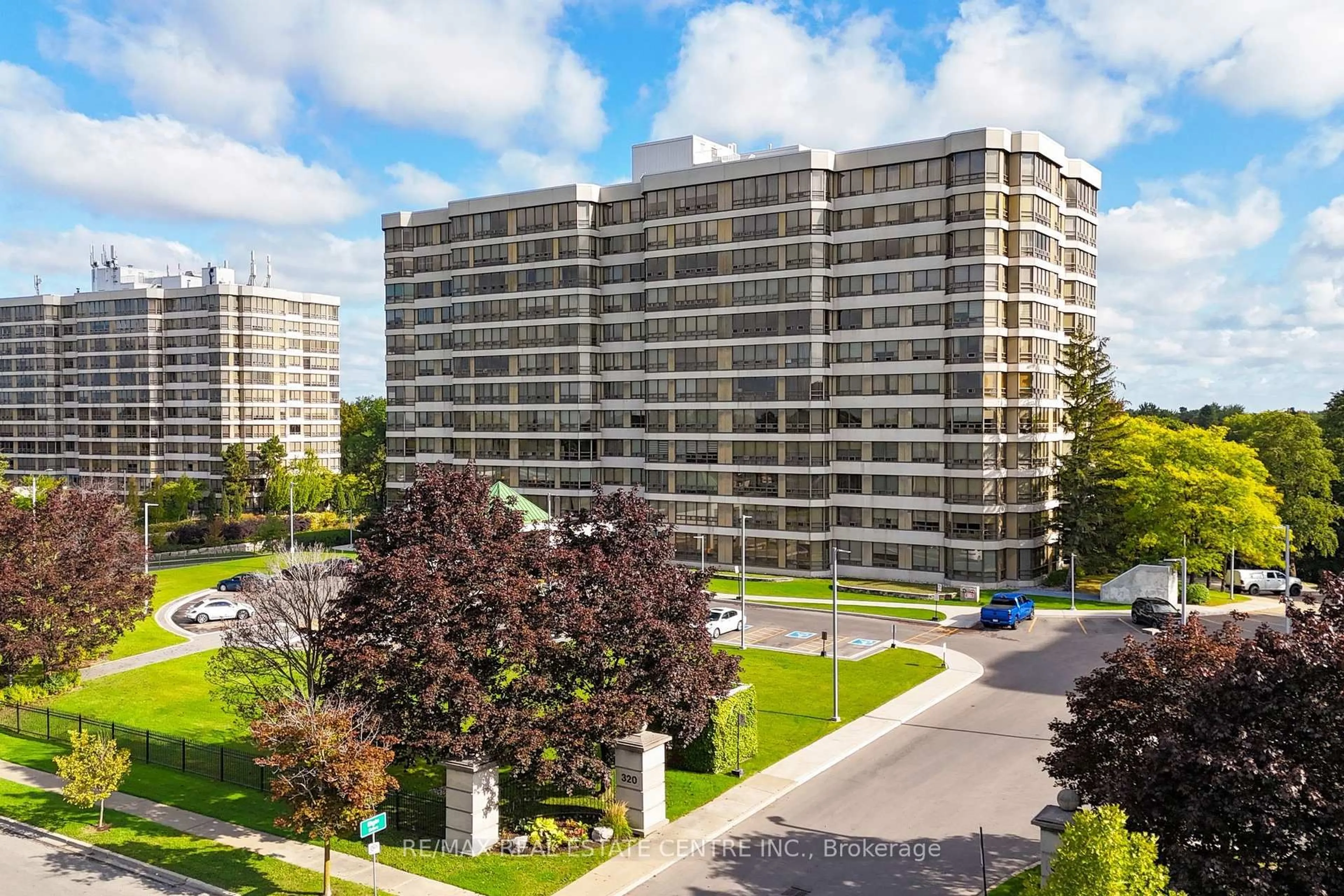 A pic from outside/outdoor area/front of a property/back of a property/a pic from drone, unknown for 320 Mill St #303, Brampton Ontario L6Y 3V2