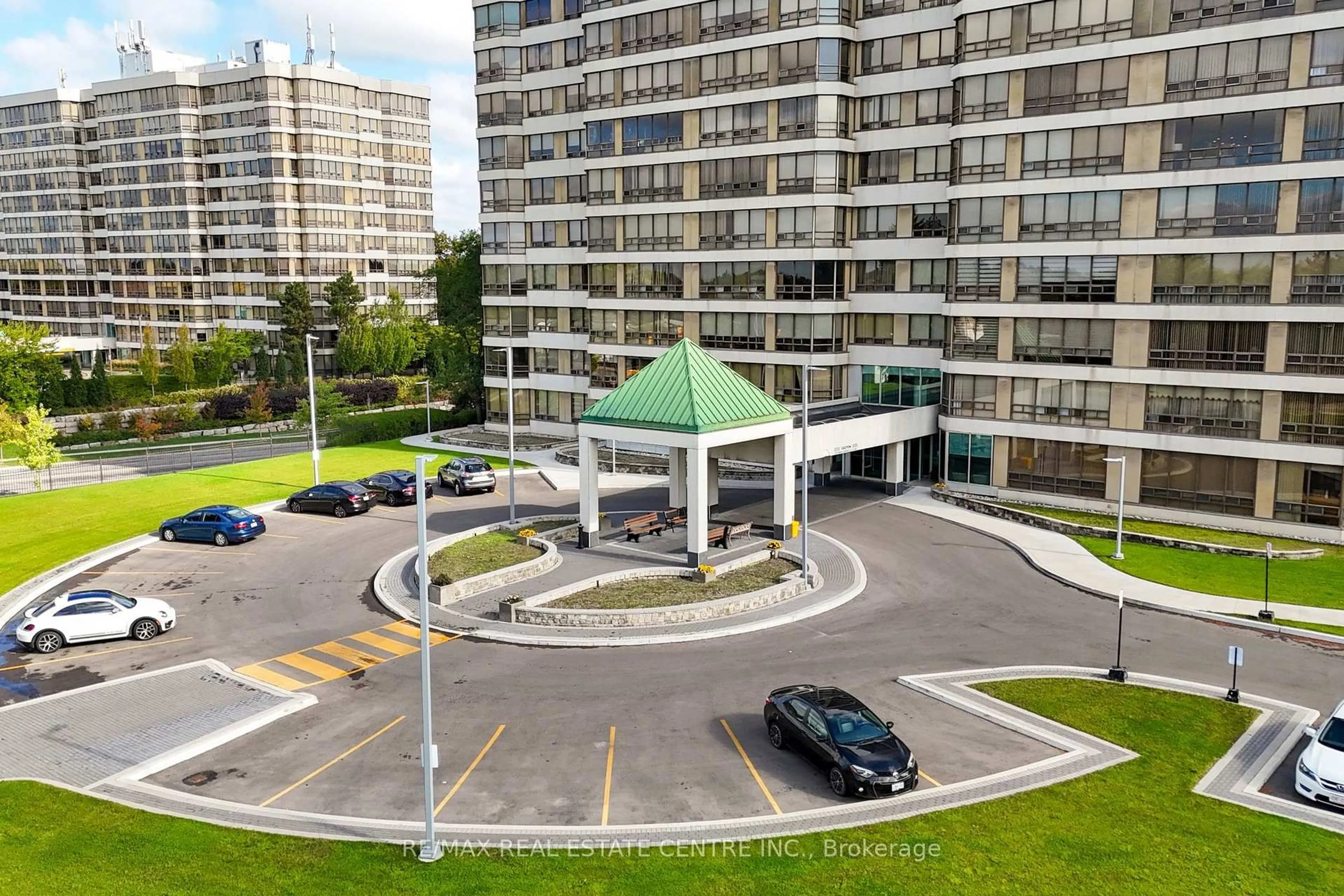 A pic from outside/outdoor area/front of a property/back of a property/a pic from drone, city buildings view from balcony for 320 Mill St #303, Brampton Ontario L6Y 3V2