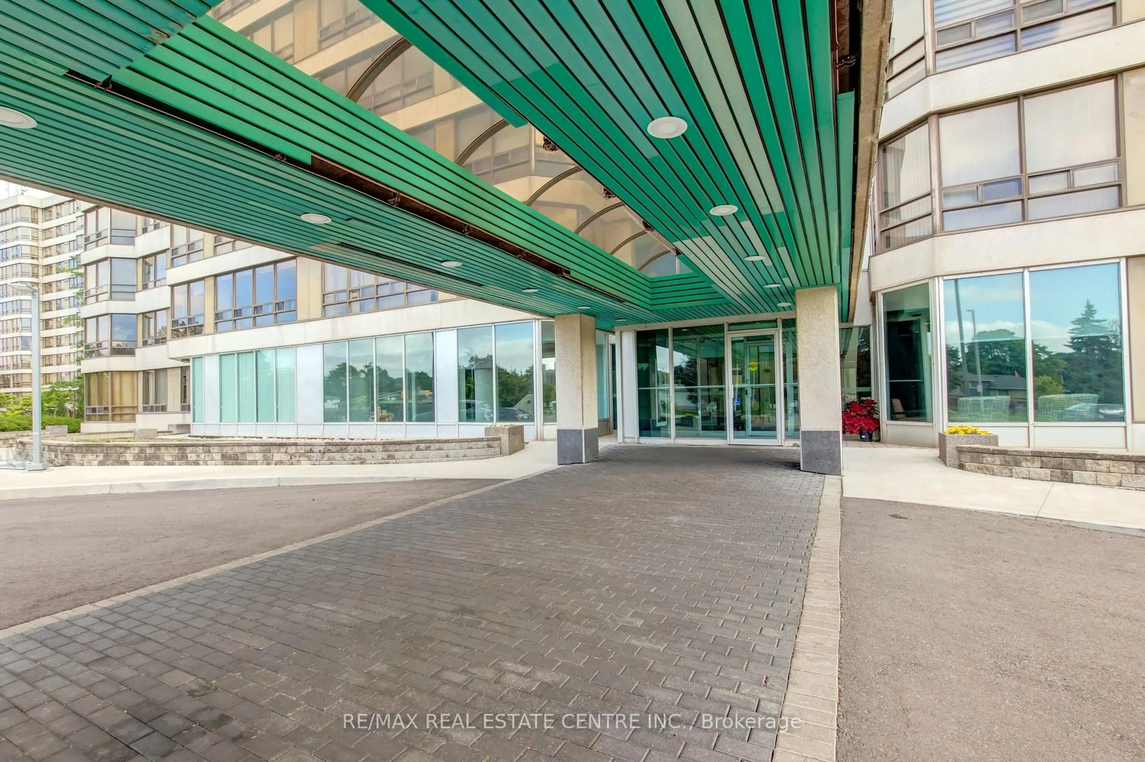 Indoor foyer for 320 Mill St #303, Brampton Ontario L6Y 3V2