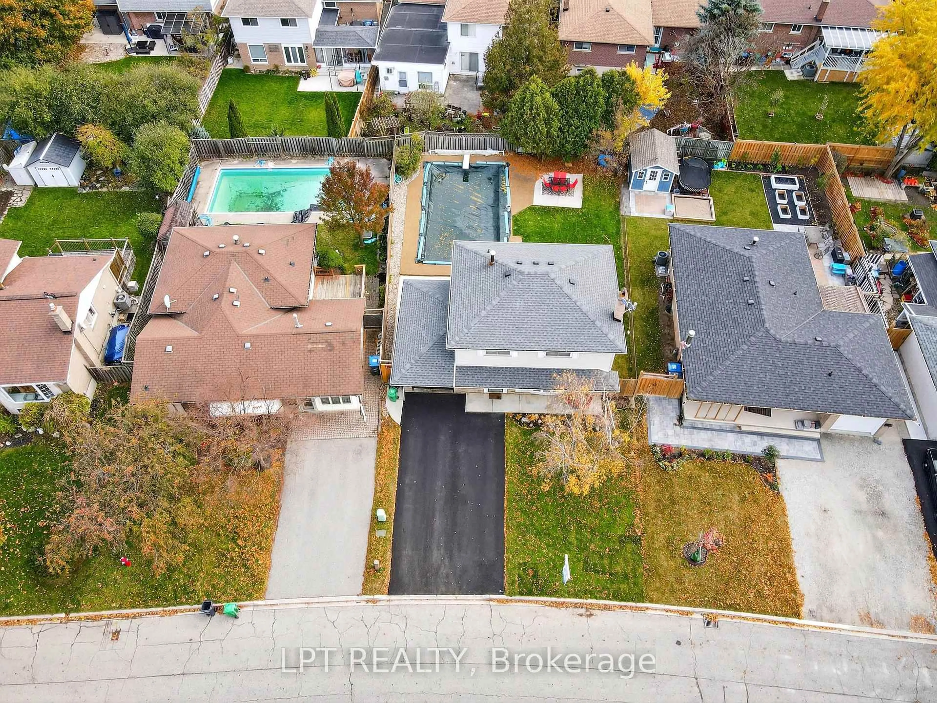 A pic from outside/outdoor area/front of a property/back of a property/a pic from drone, street for 14 Caledon Cres, Brampton Ontario L6W 1C5