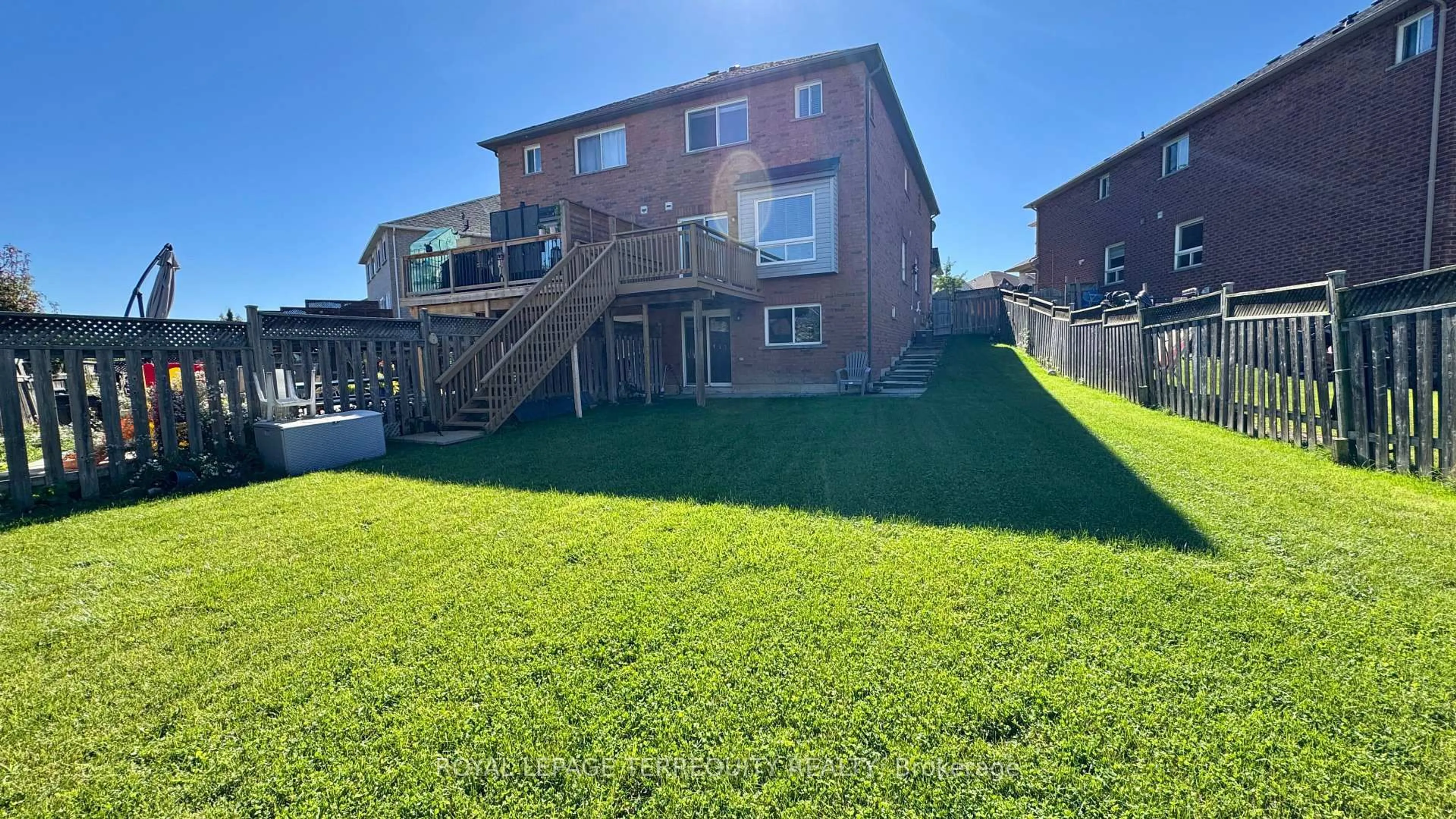 A pic from outside/outdoor area/front of a property/back of a property/a pic from drone, unknown for 95 Tiller Tr, Brampton Ontario L6X 4S7