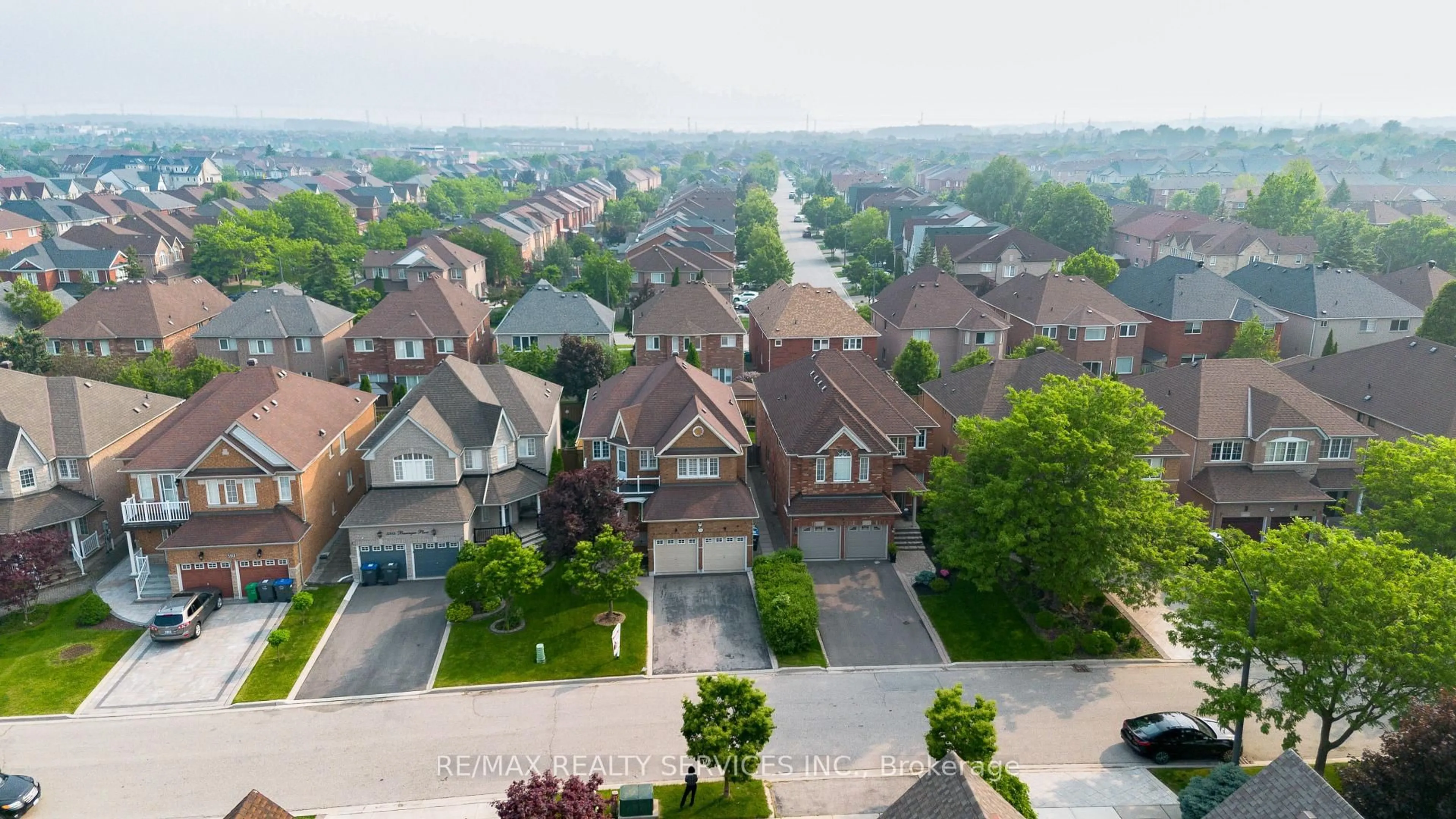 A pic from outside/outdoor area/front of a property/back of a property/a pic from drone, street for 5918 Bassinger Pl, Mississauga Ontario L5M 6K5