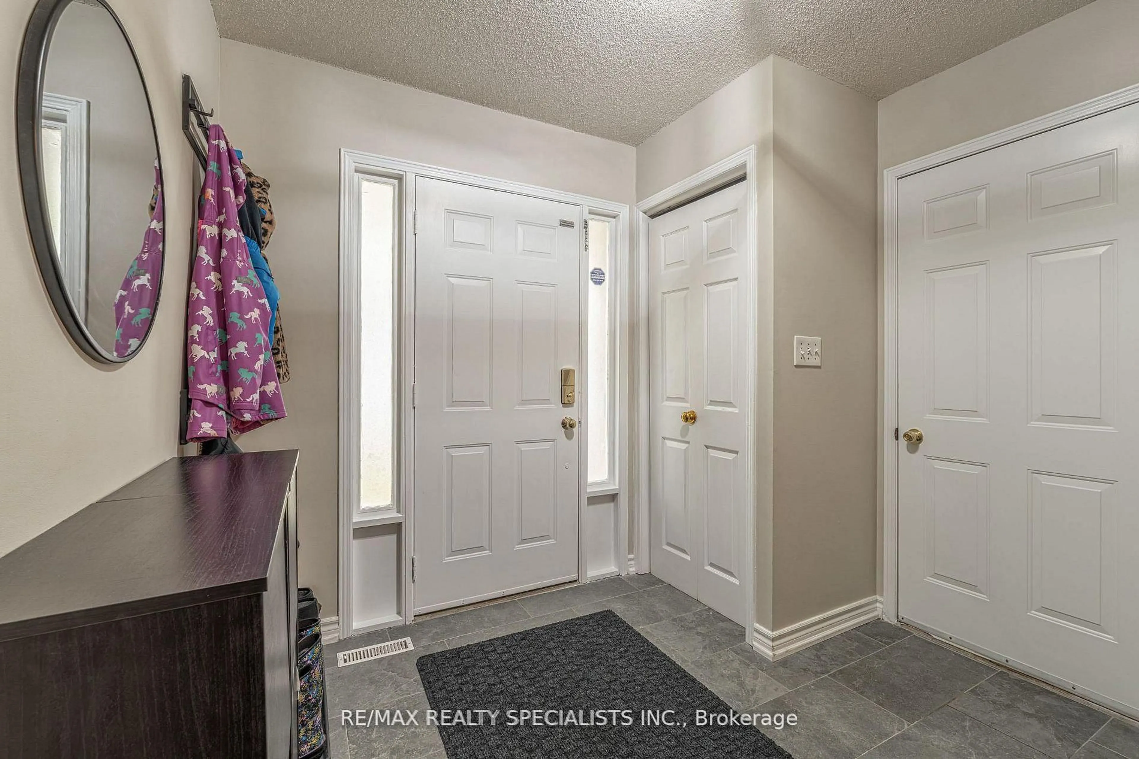 Indoor entryway for 2230 Walkers Line #13, Burlington Ontario L7M 3Y8