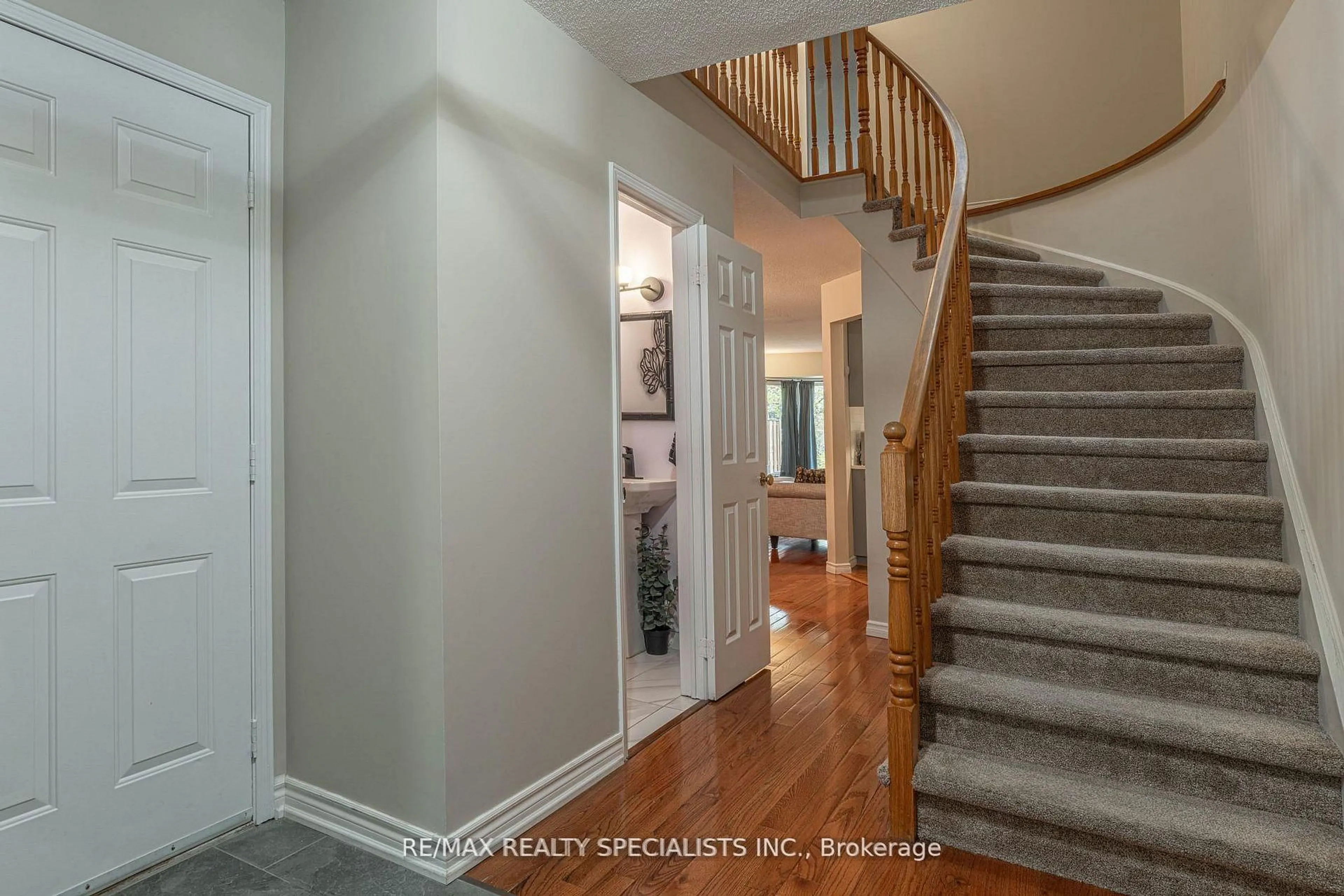 Indoor entryway for 2230 Walkers Line #13, Burlington Ontario L7M 3Y8