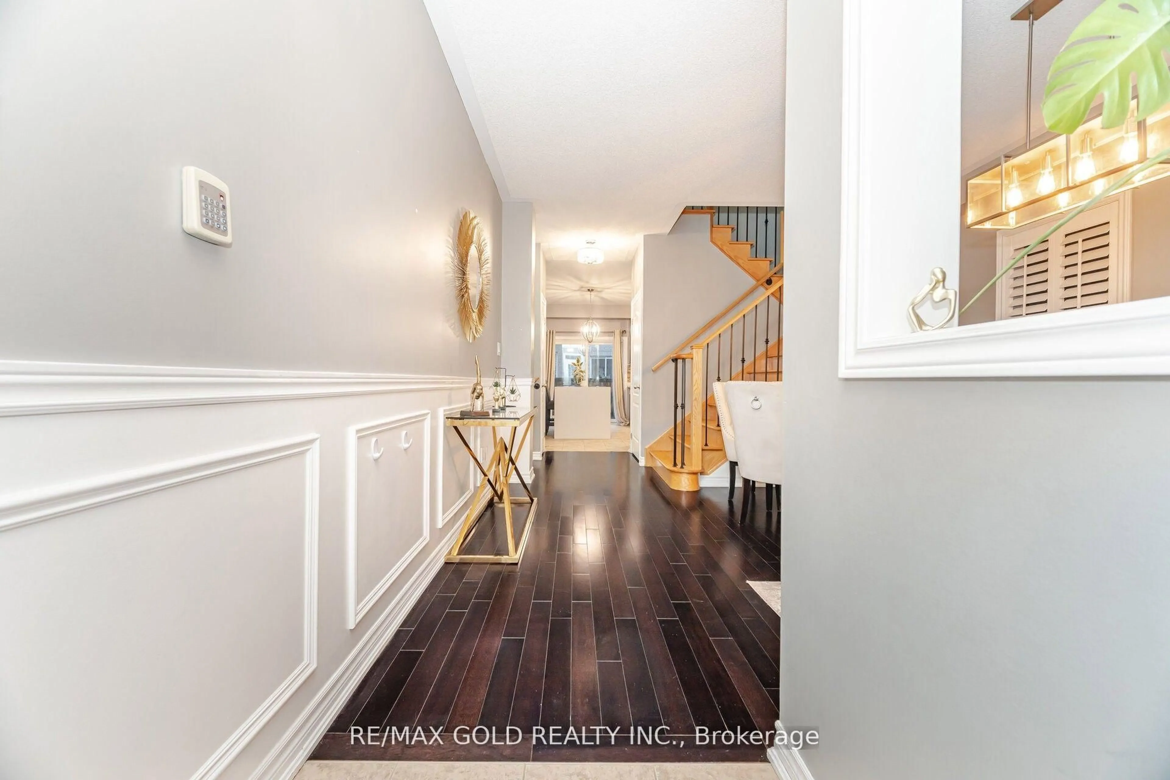 Indoor entryway for 32 Daden Oaks Dr, Brampton Ontario L6P 3R8