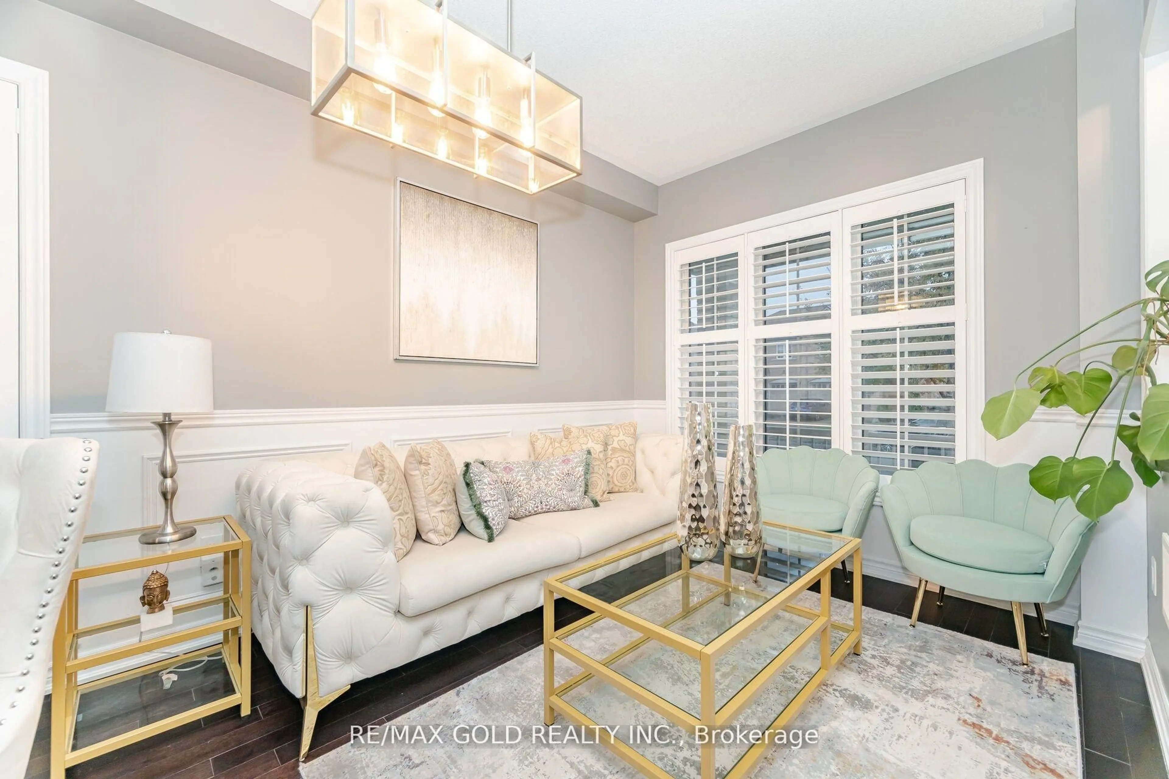 Living room with furniture, wood/laminate floor for 32 Daden Oaks Dr, Brampton Ontario L6P 3R8