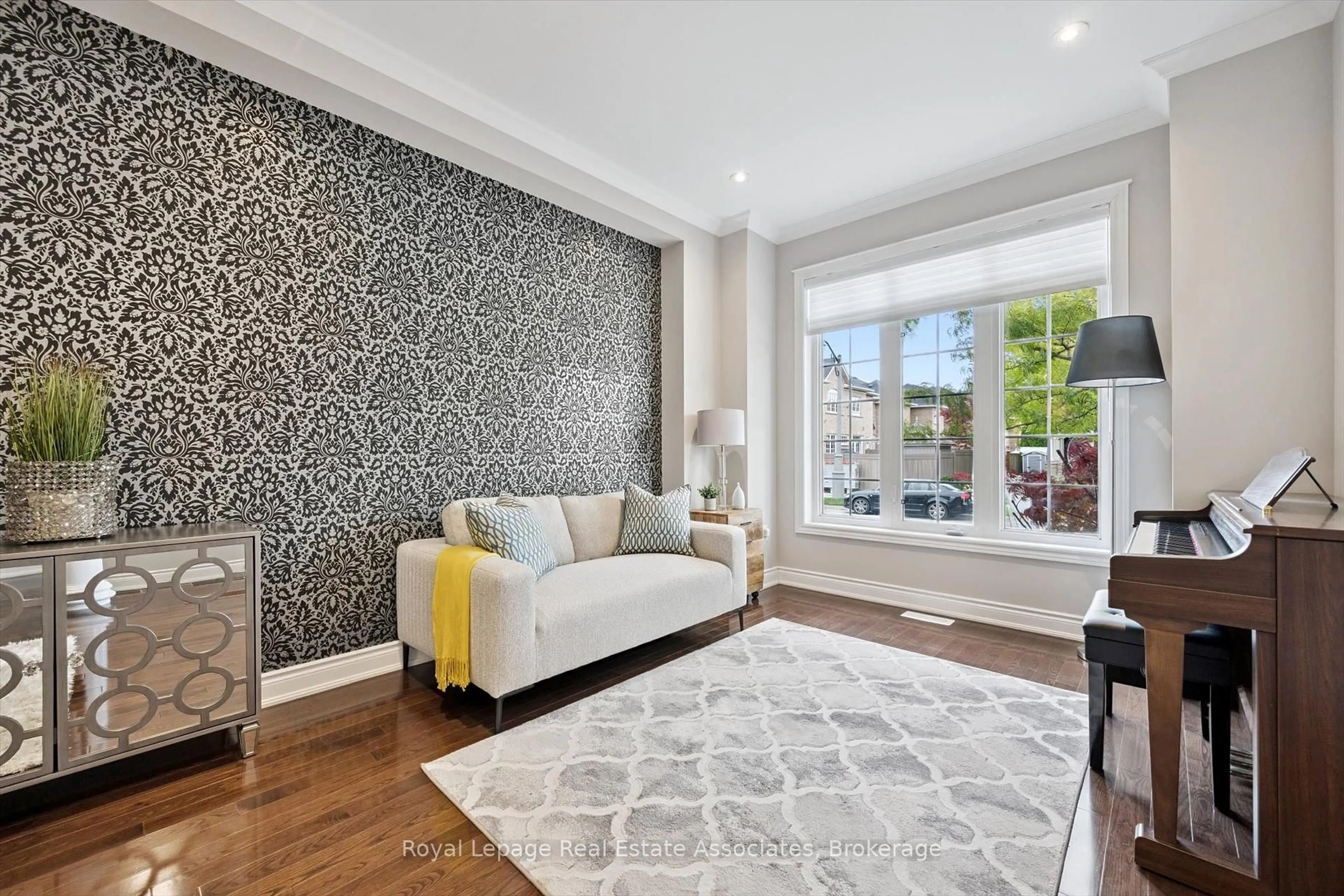 Living room with furniture, unknown for 3335 Whilabout Terr, Oakville Ontario L6L 0A8