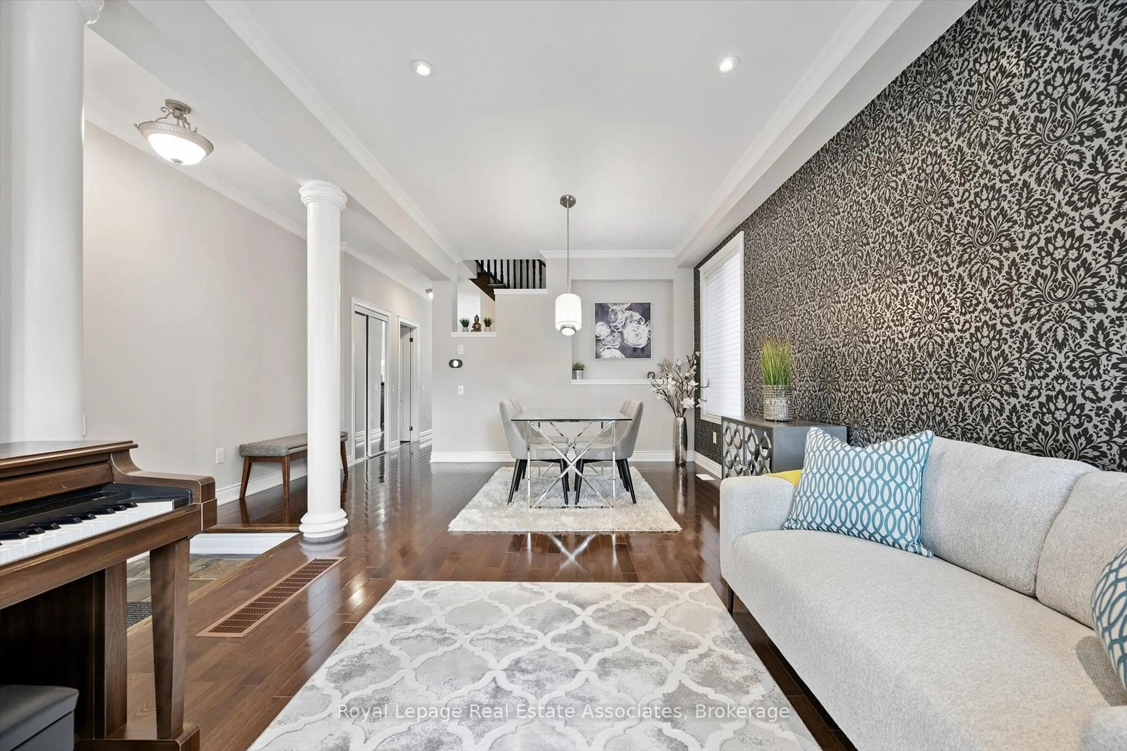 Living room with furniture, unknown for 3335 Whilabout Terr, Oakville Ontario L6L 0A8