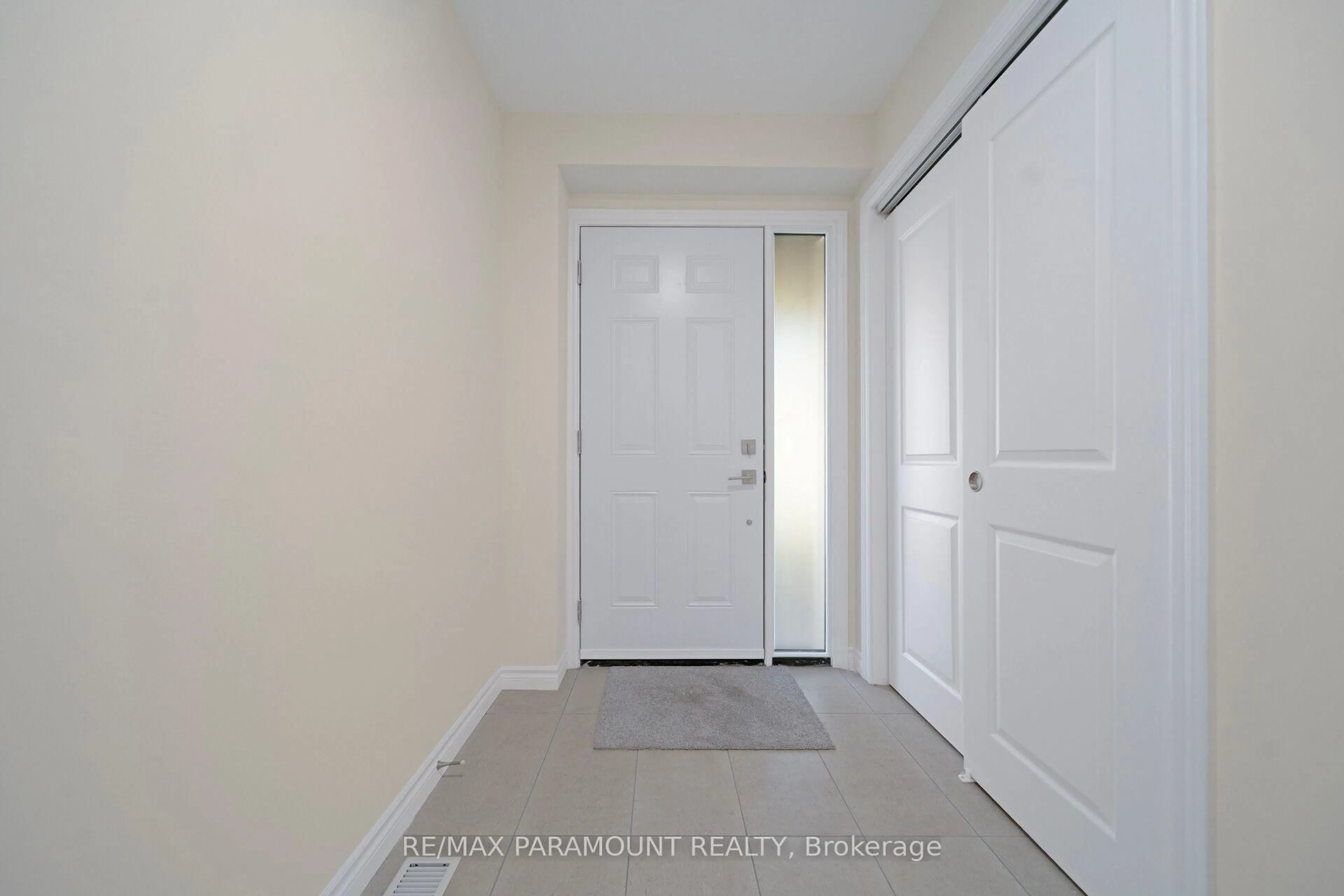 Indoor entryway for 1575 South Parade Crt #37, Mississauga Ontario L5M 6E9