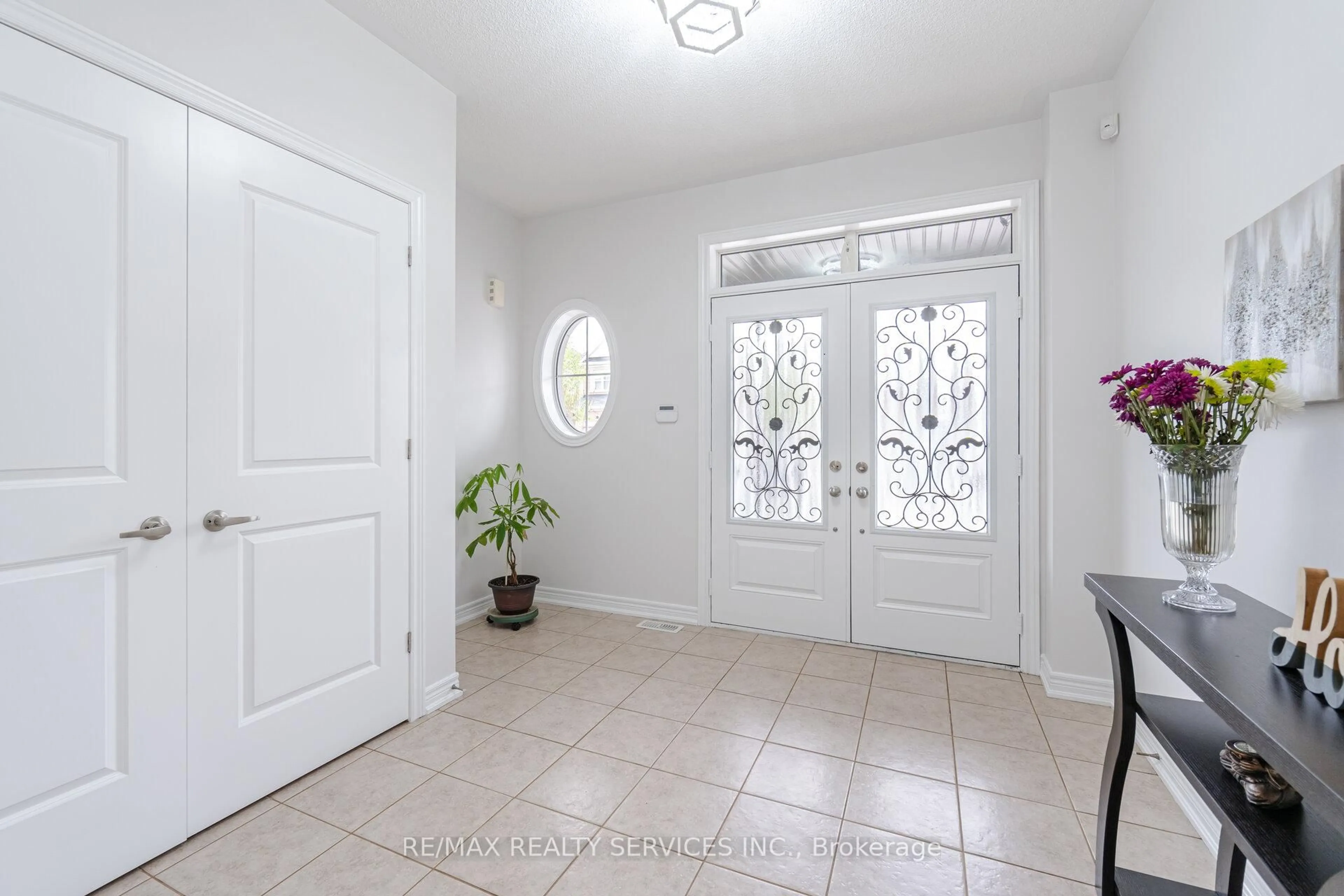 Indoor entryway for 7 Swanton Rd, Brampton Ontario L6X 5J3