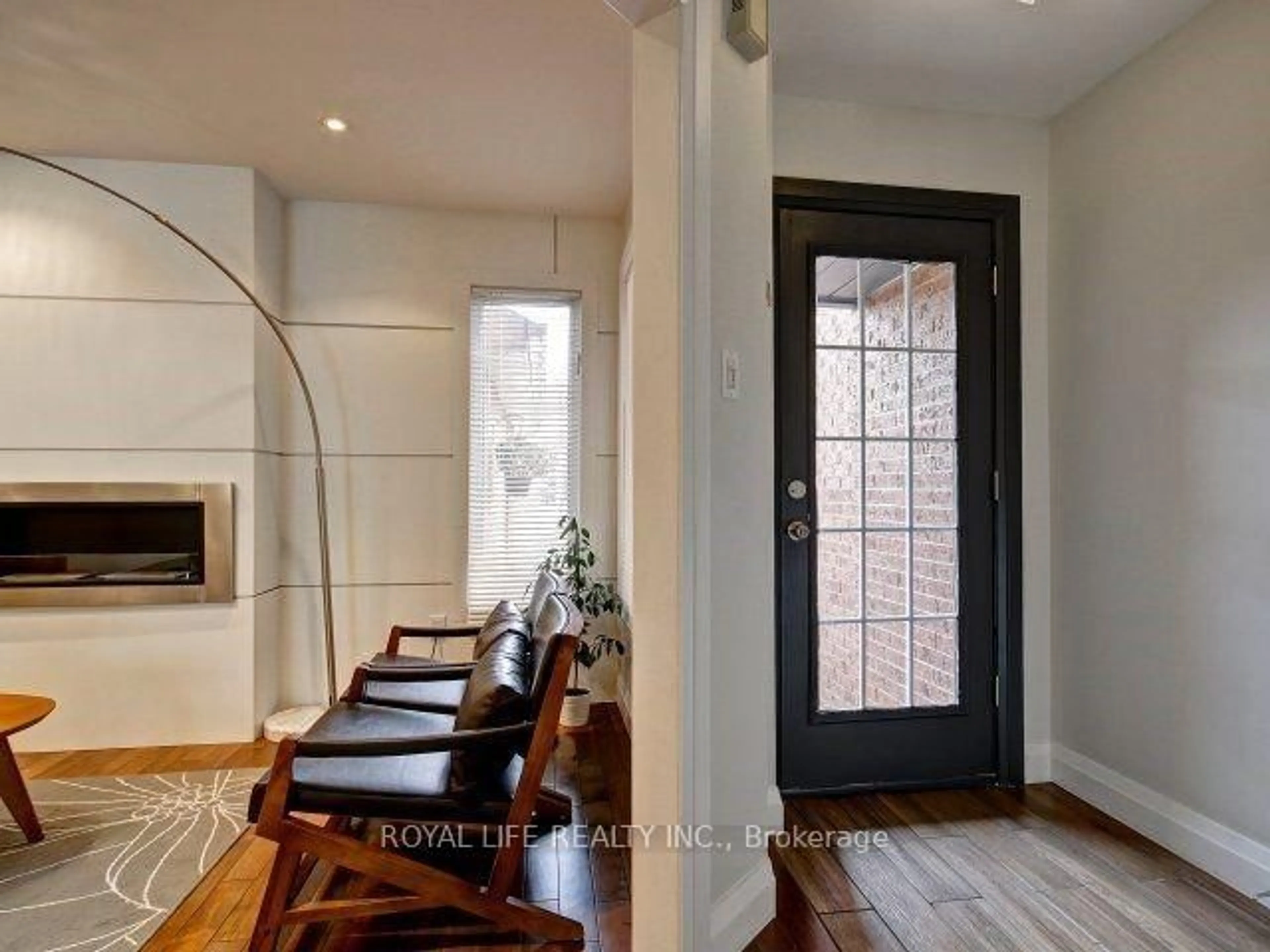 Indoor entryway for 1070 Lindsay Dr, Oakville Ontario L6M 3B5