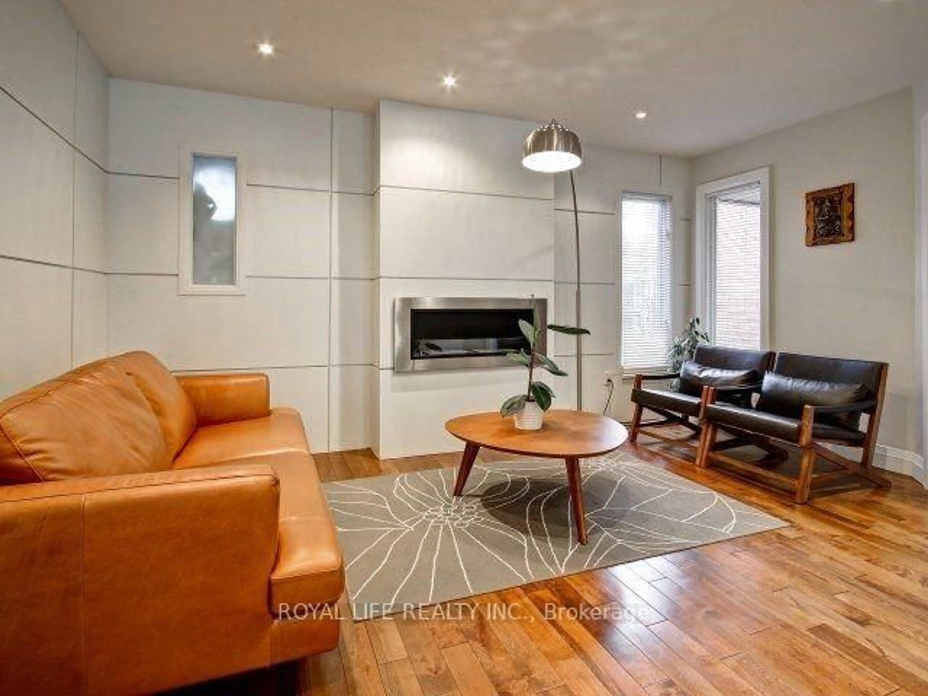 Living room with furniture, wood/laminate floor for 1070 Lindsay Dr, Oakville Ontario L6M 3B5