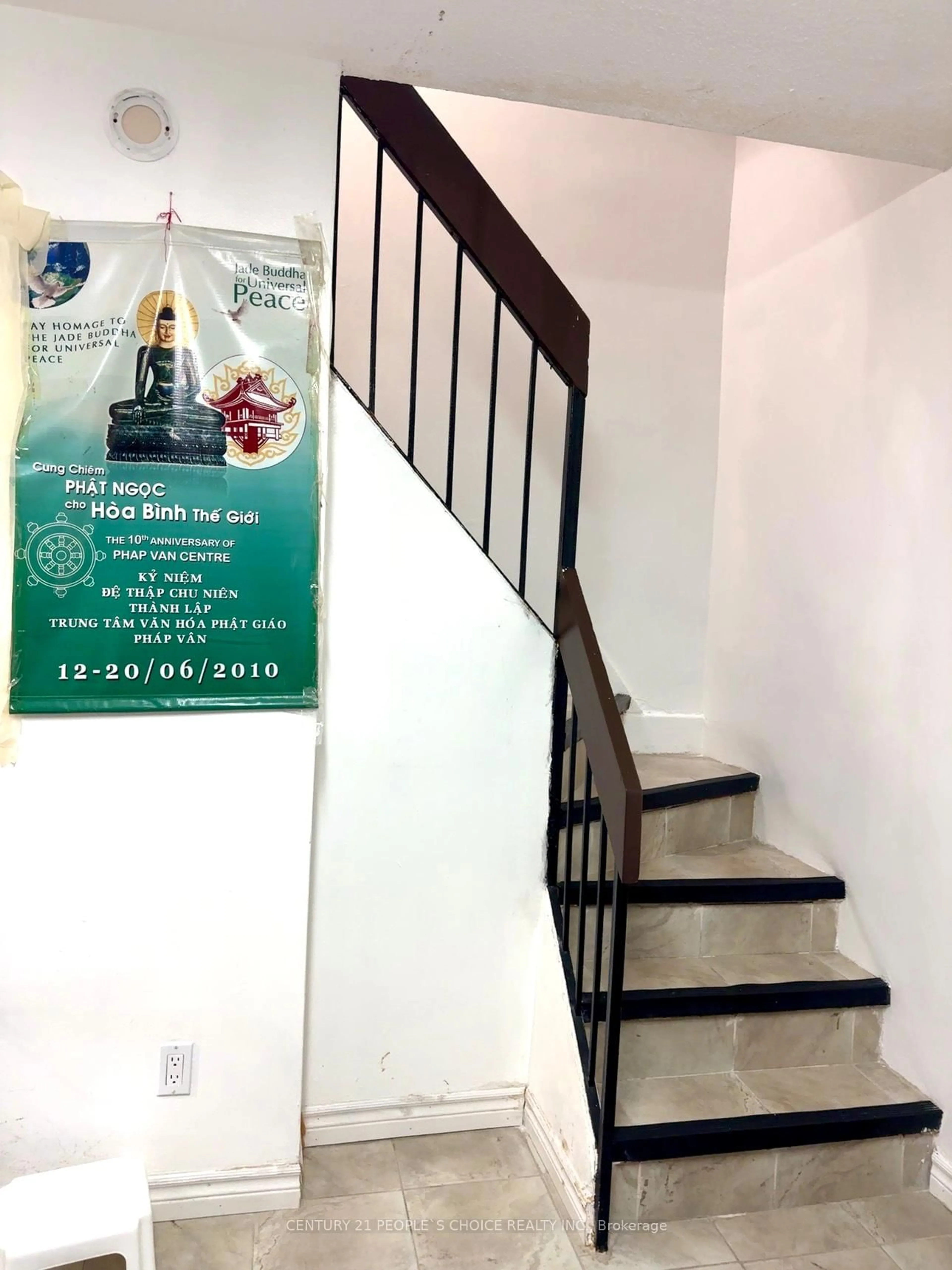 Indoor foyer for 10 Eddystone Ave #116, Toronto Ontario M3N 2T2